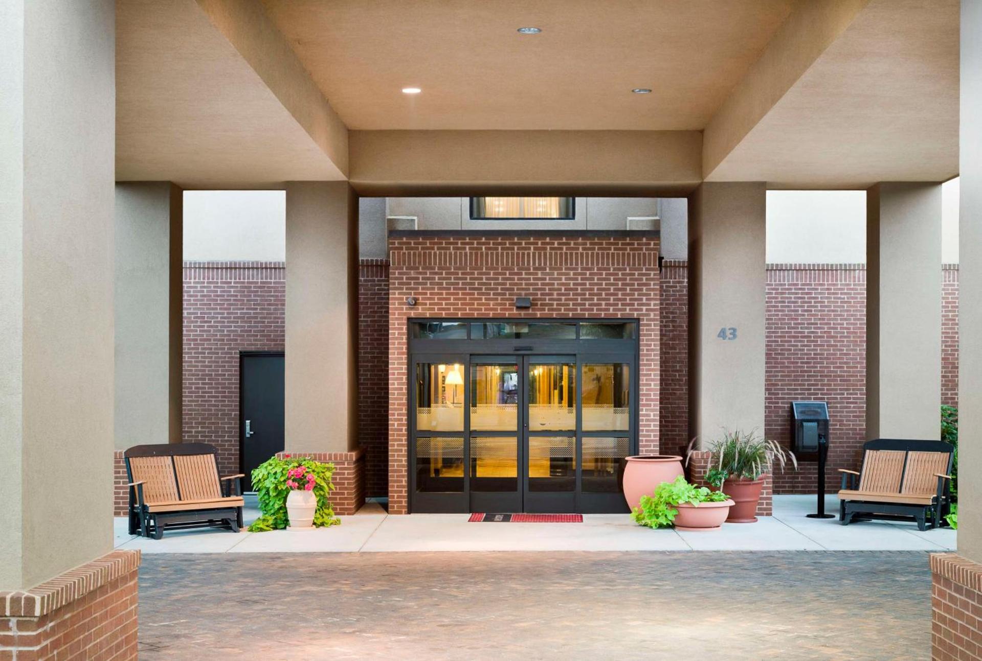 Hampton Inn Harrisonburg South photo 2
