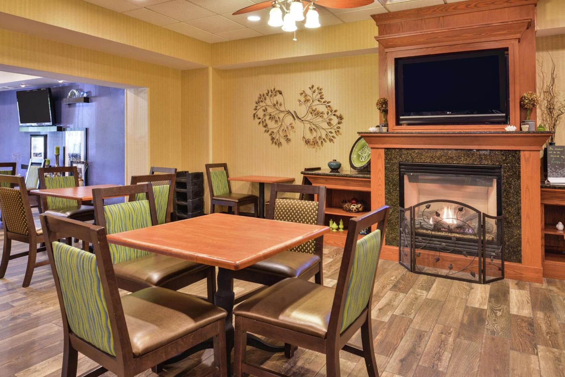 Hampton Inn Harrisonburg South photo 7