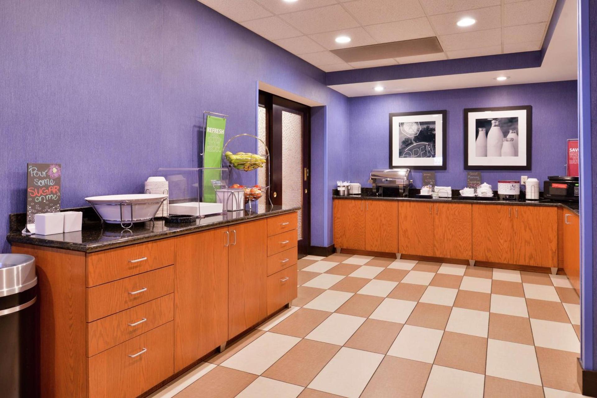 Hampton Inn Harrisonburg South photo 16