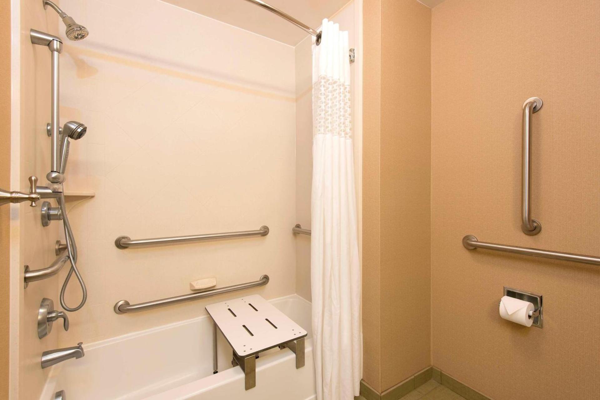Hampton Inn & Suites Crawfordsville photo 24