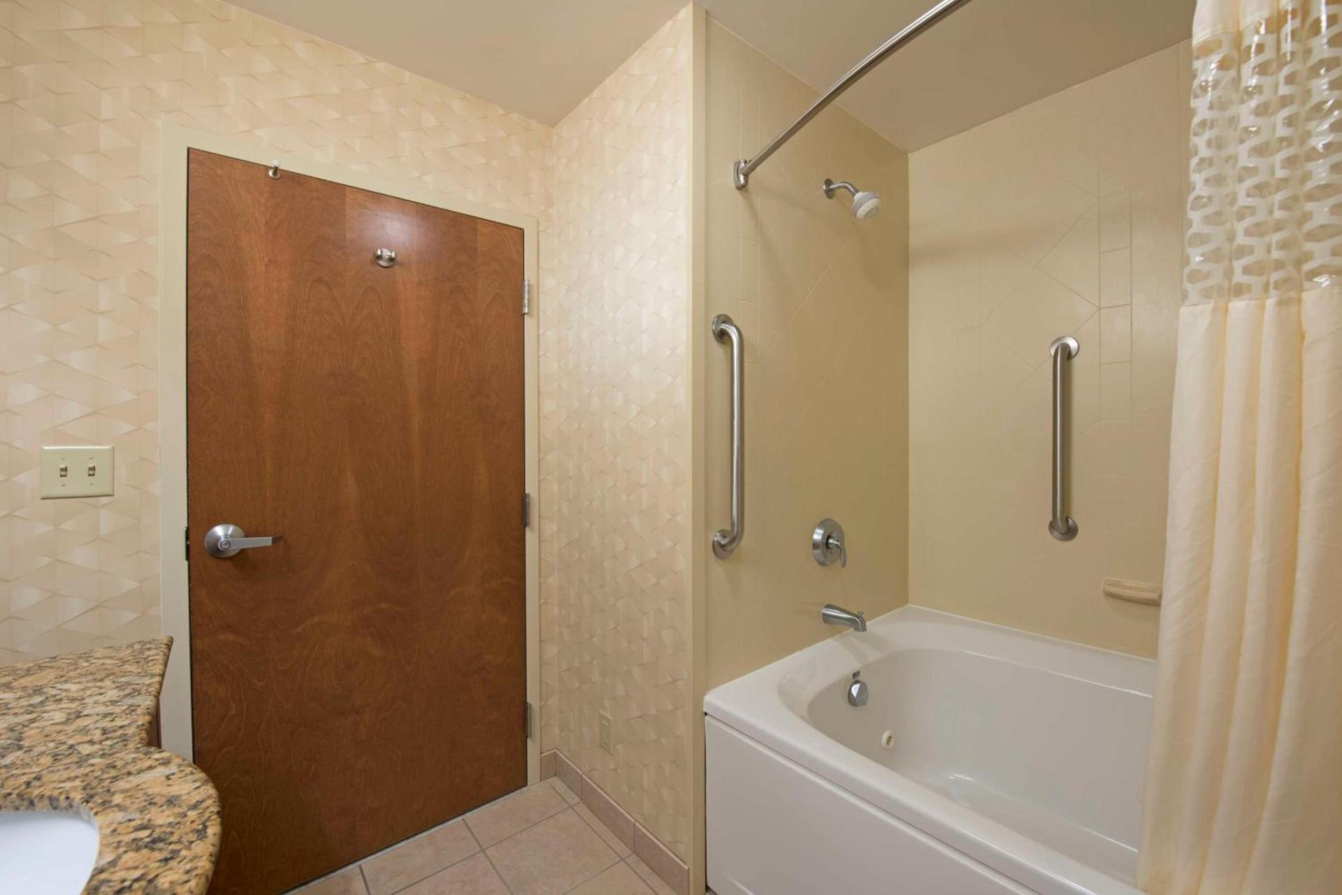 Hampton Inn and Suites Indianapolis-Fishers photo 21