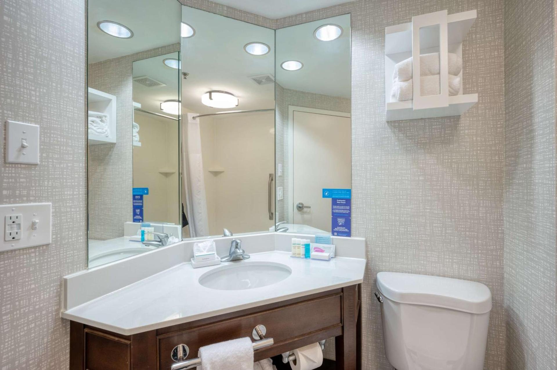 Hampton Inn Janesville photo 13