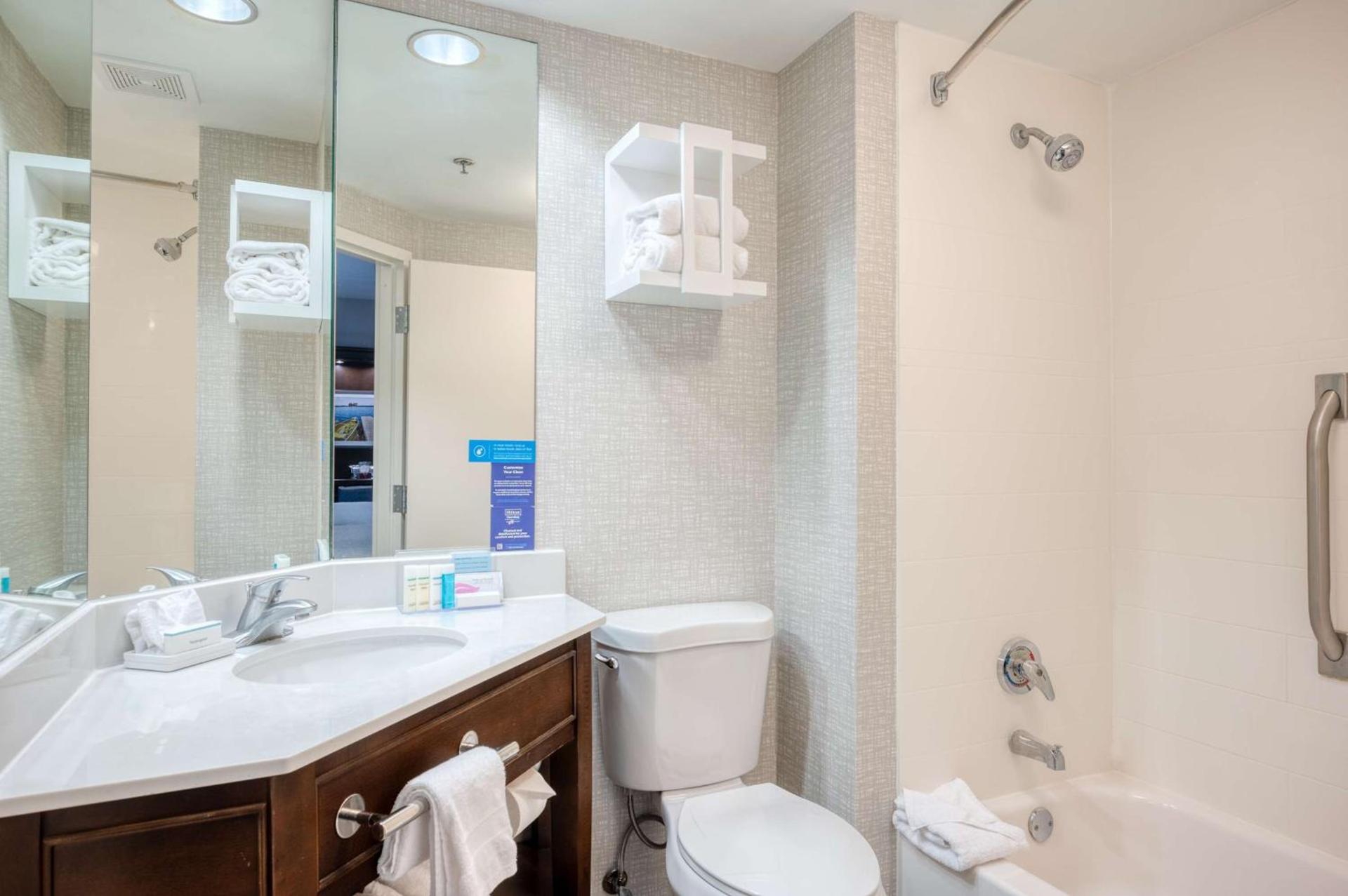Hampton Inn Janesville photo 12