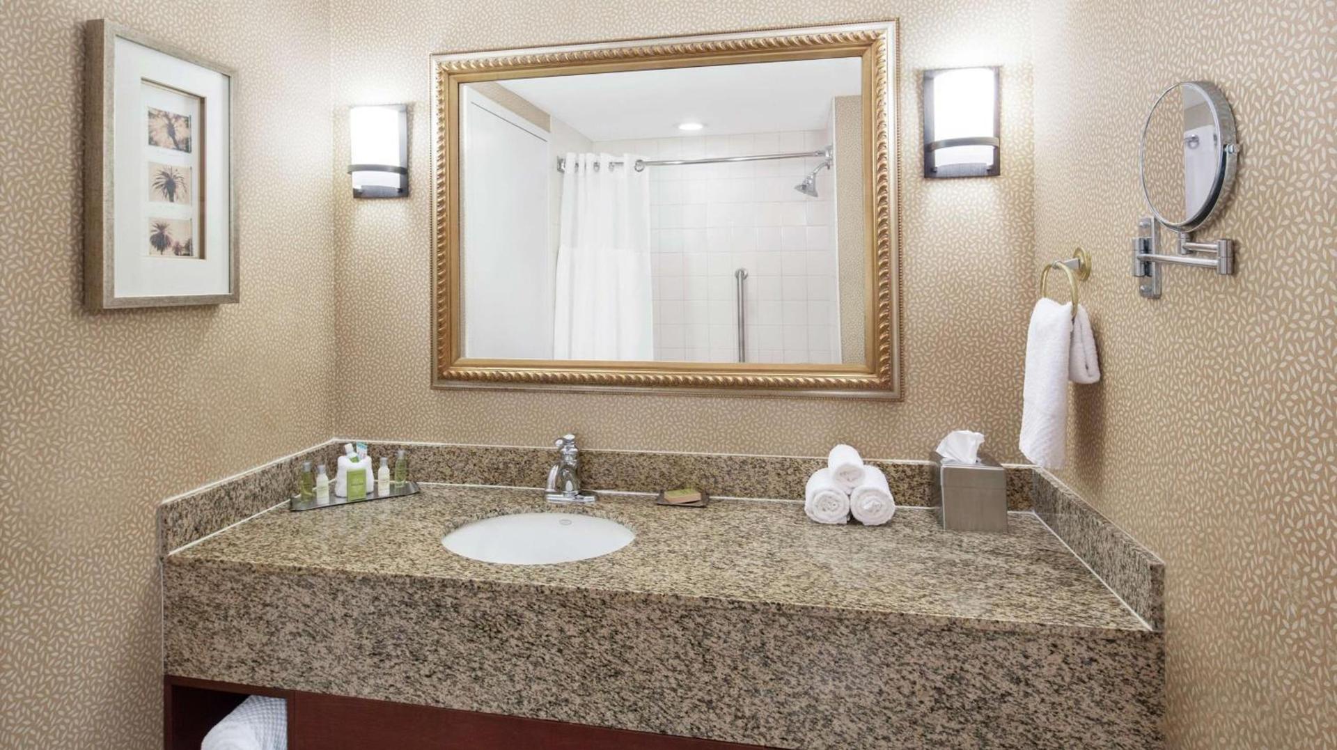 DoubleTree by Hilton Sunrise - Sawgrass Mills photo 23