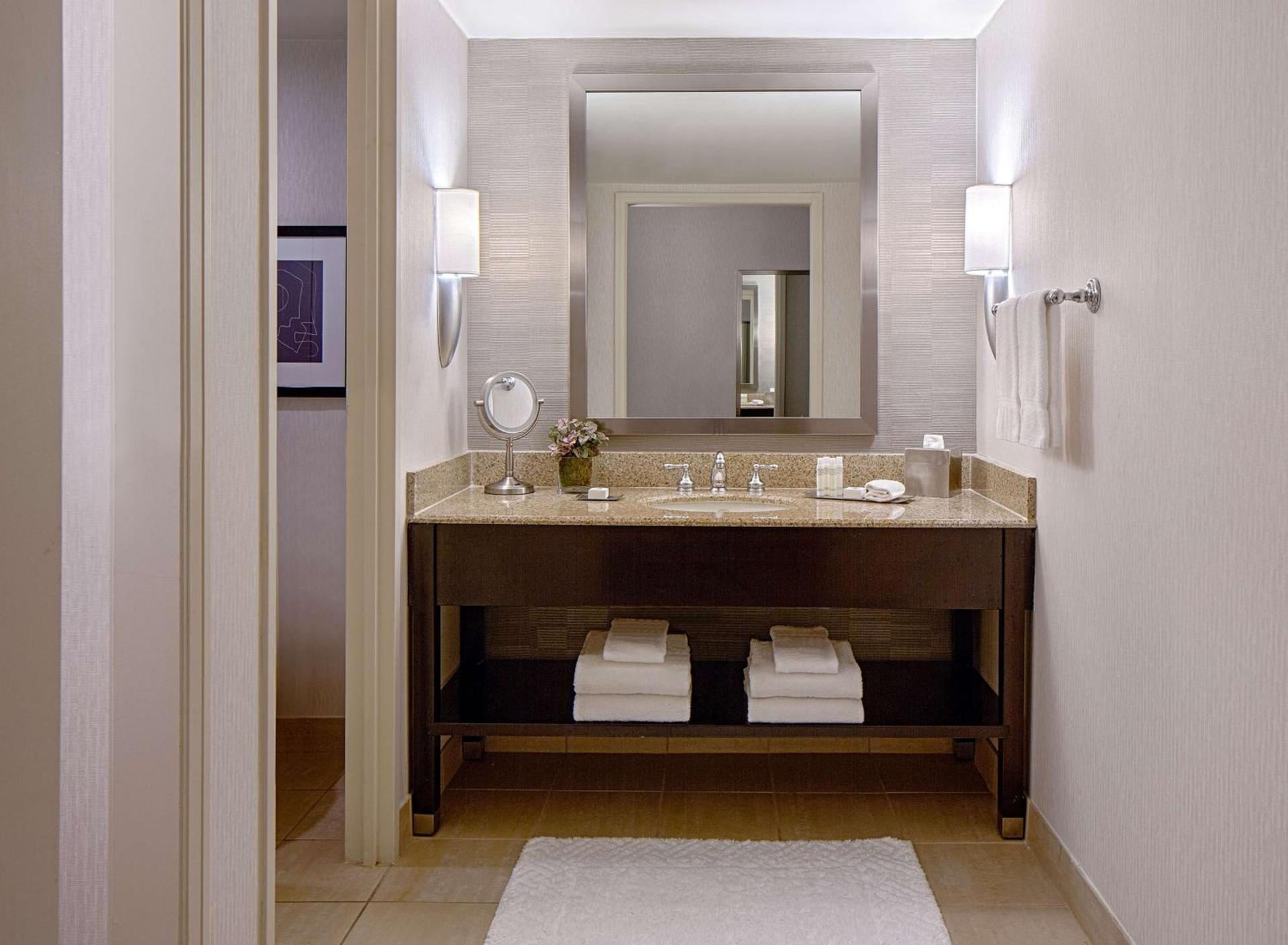 DoubleTree by Hilton Hotel Houston Greenway Plaza photo 31