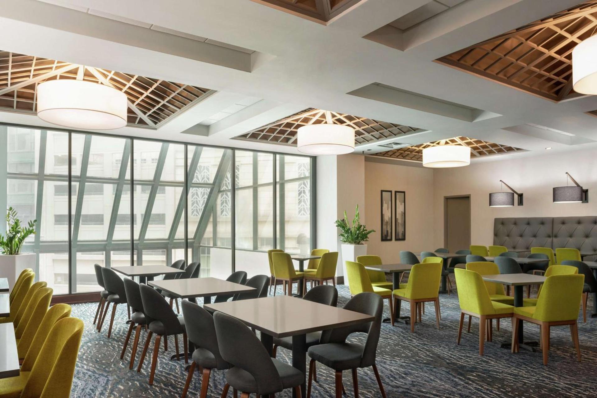 Embassy Suites by Hilton Indianapolis Downtown photo 6