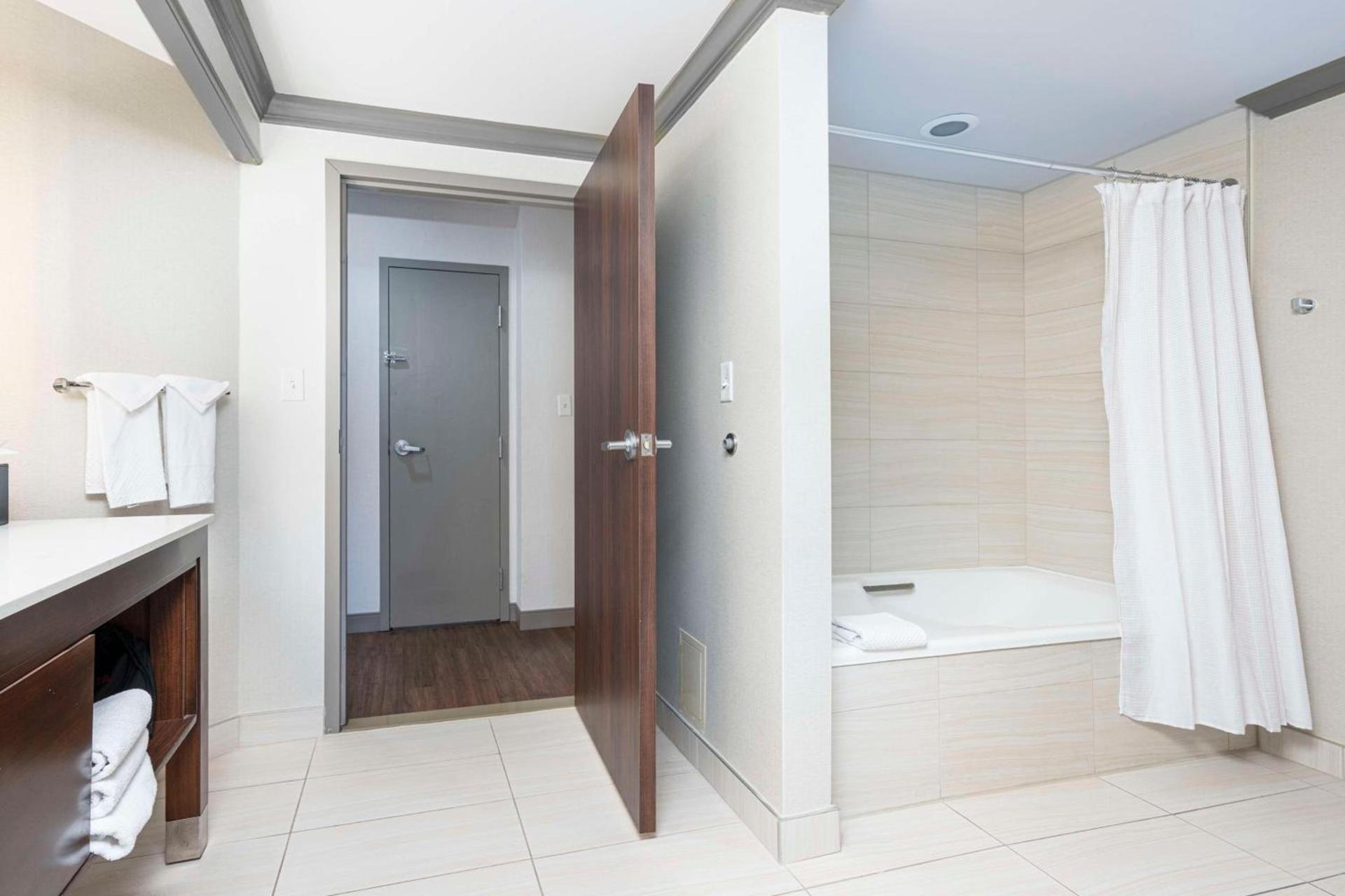 Embassy Suites by Hilton Indianapolis Downtown photo 24