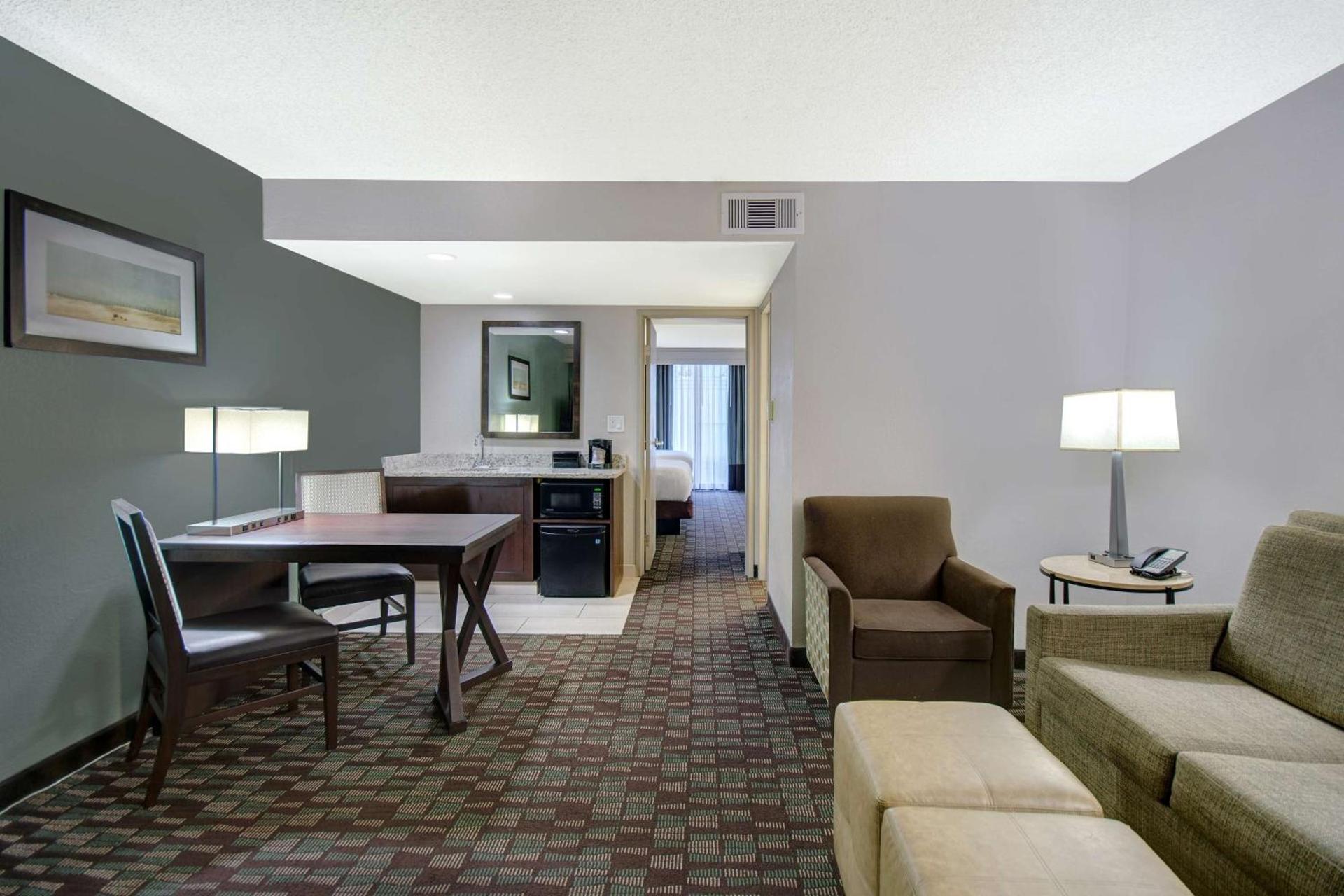 Embassy Suites by Hilton Jacksonville Baymeadows photo 33