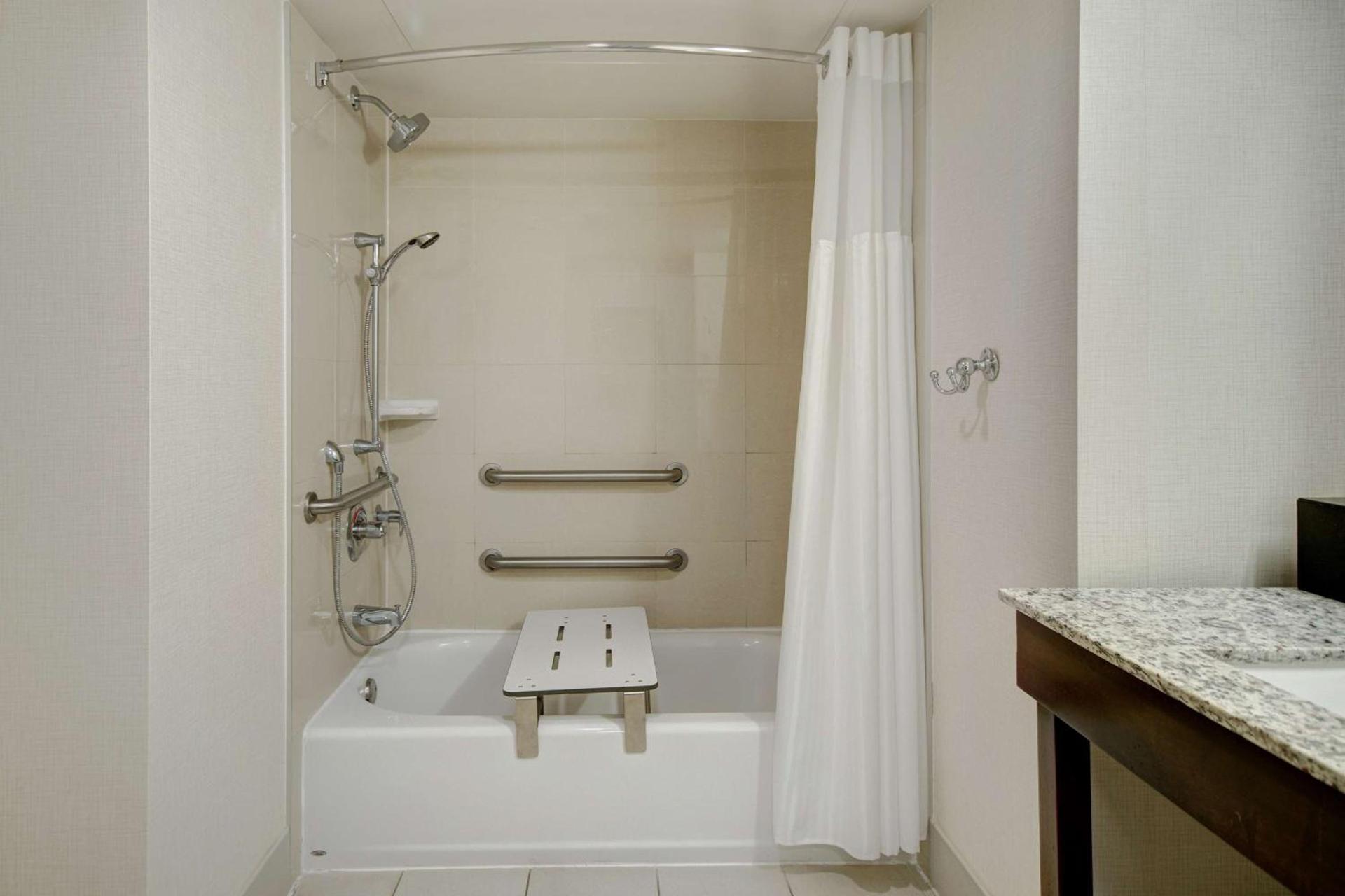 Embassy Suites by Hilton Jacksonville Baymeadows photo 54