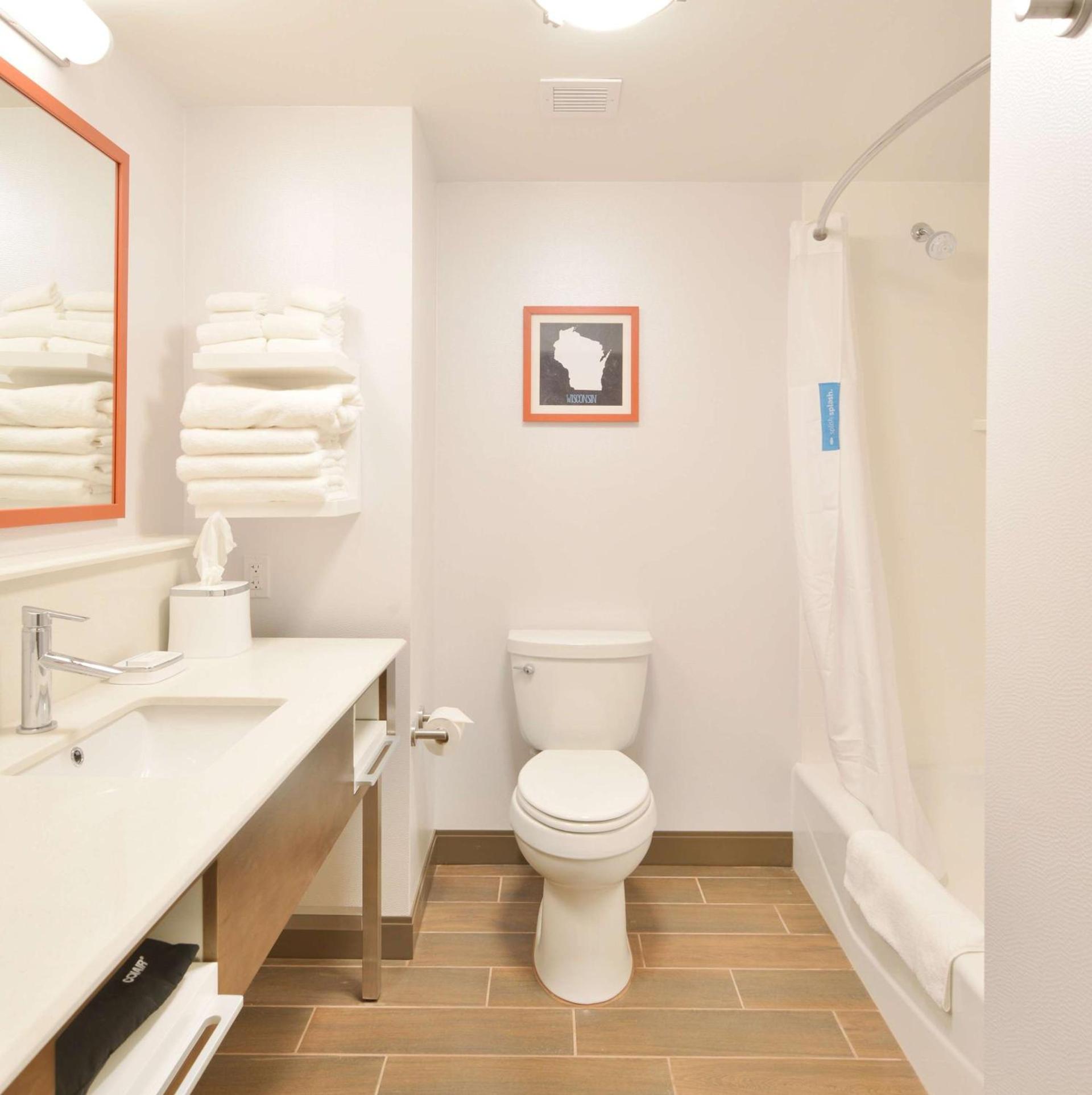 Hampton Inn & Suites Menomonie-UW Stout photo 7