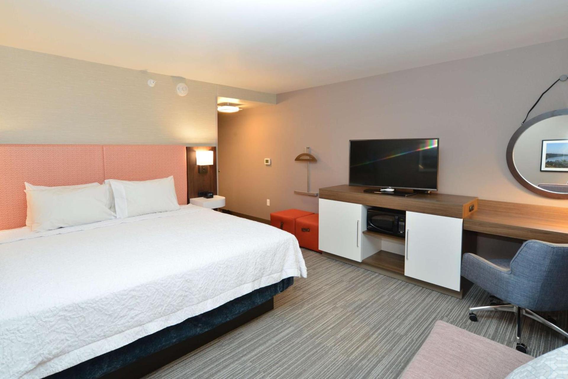 Hampton Inn & Suites Menomonie-UW Stout photo 11