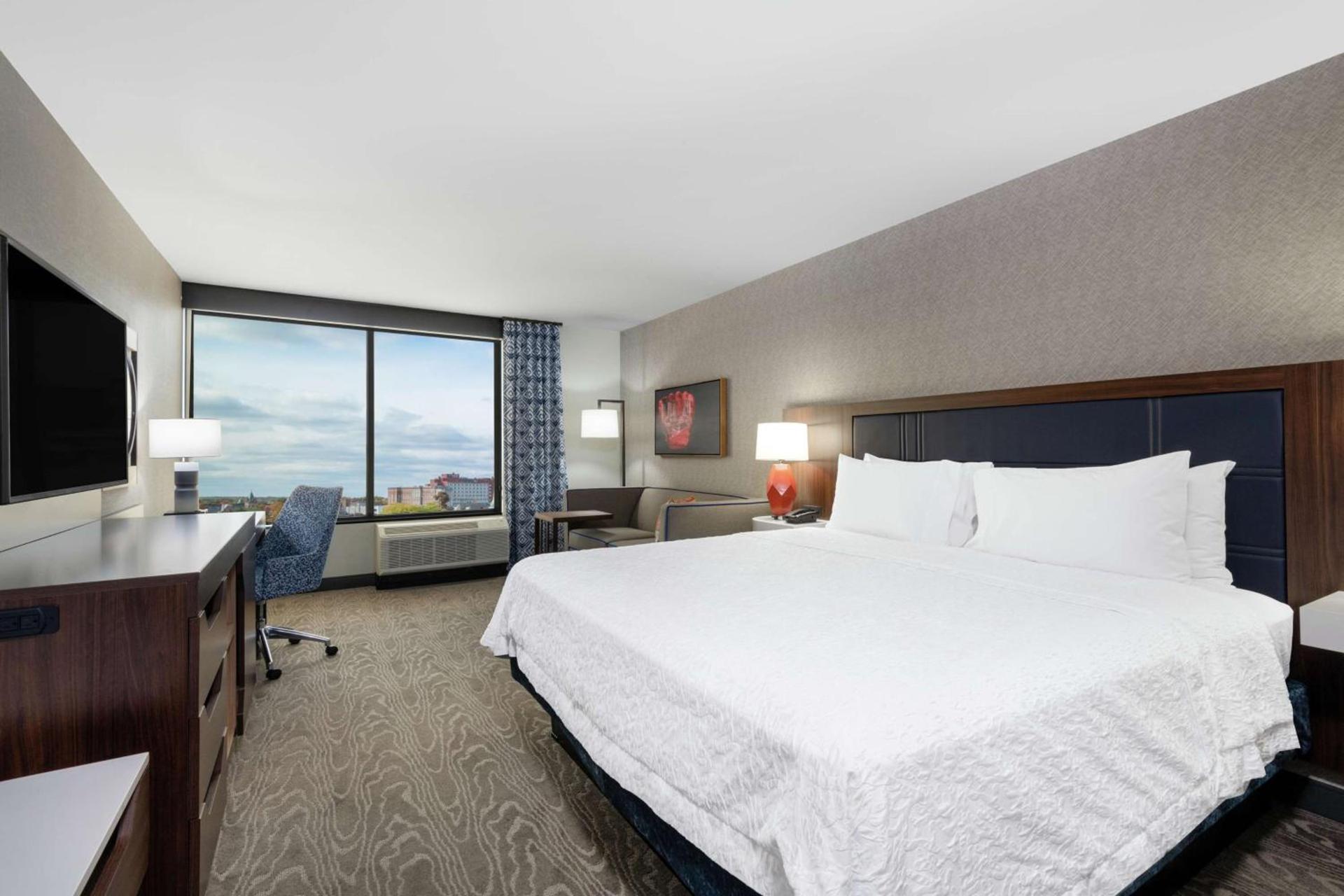Hampton Inn & Suites Fort Wayne Downtown photo 14