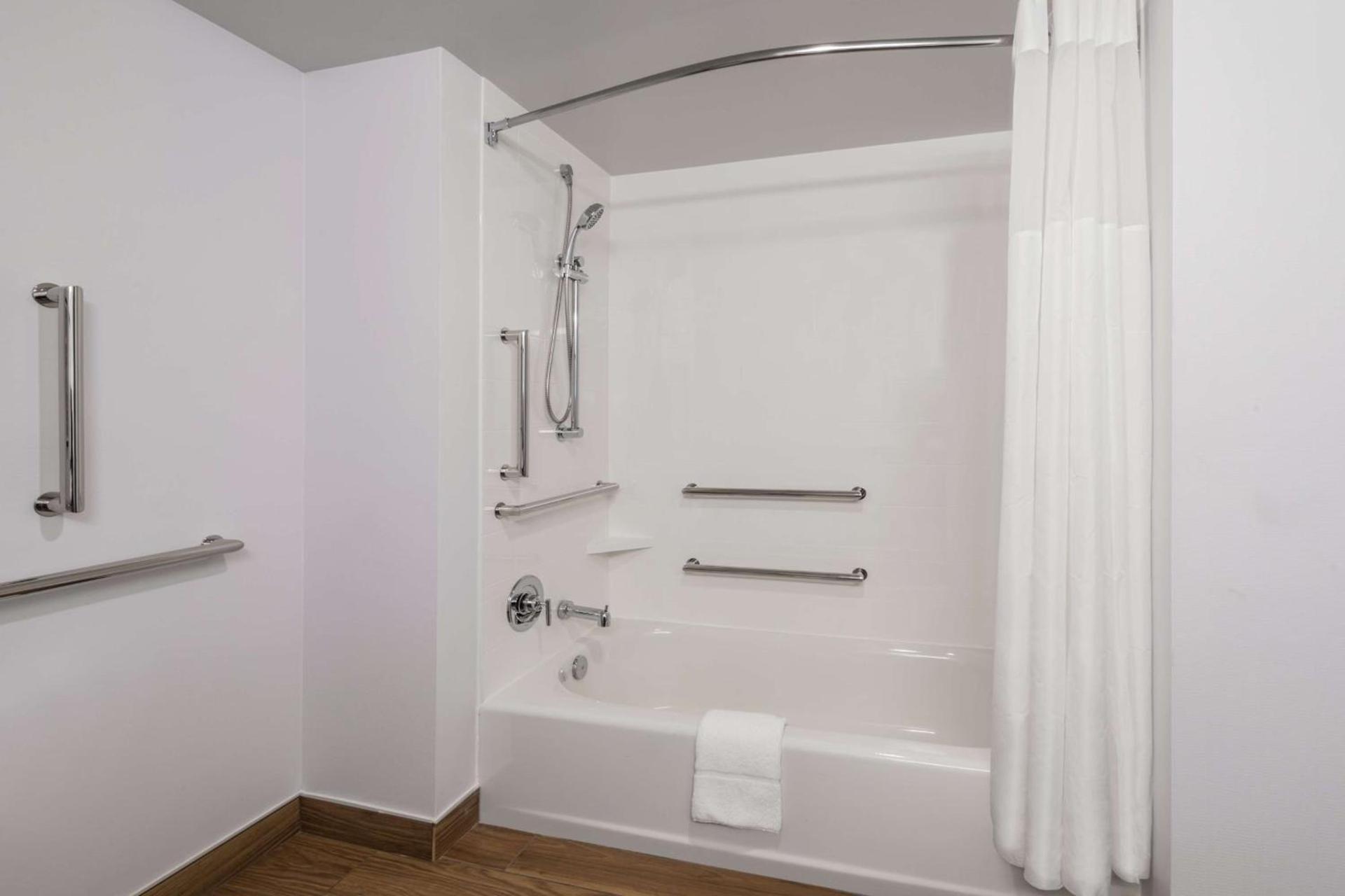 Hampton Inn & Suites Fort Wayne Downtown photo 36