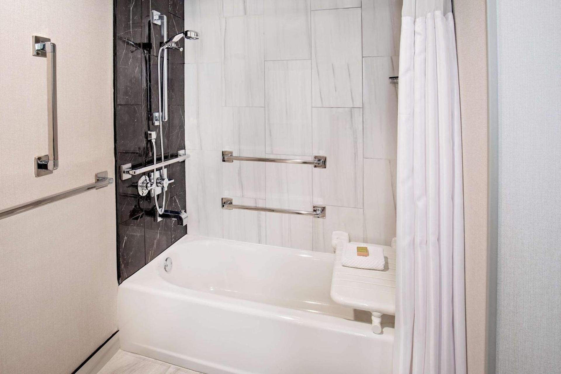 DoubleTree by Hilton Washington DC North/Gaithersburg photo 17
