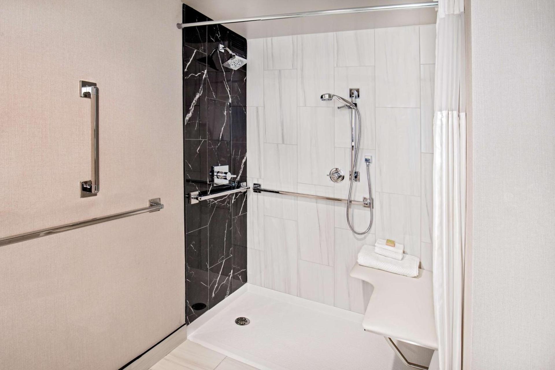 DoubleTree by Hilton Washington DC North/Gaithersburg photo 19