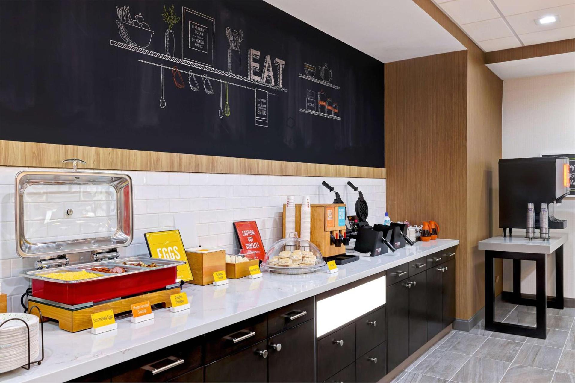 Hampton Inn & Suites Houston East Beltway 8, Tx photo 16