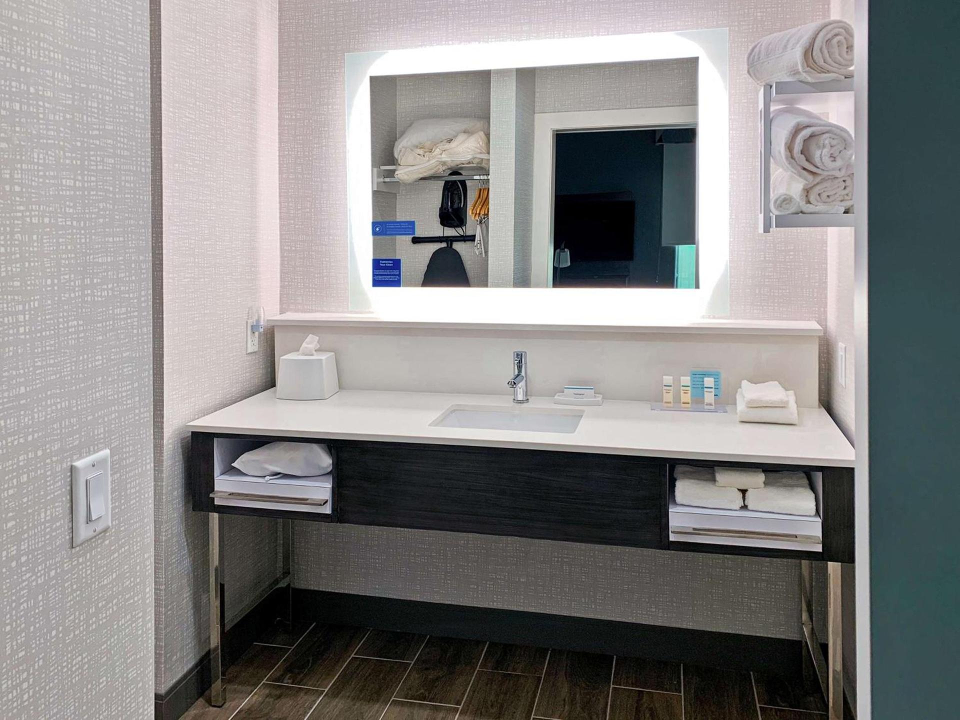 Hampton Inn & Suites Houston East Beltway 8, Tx photo 22