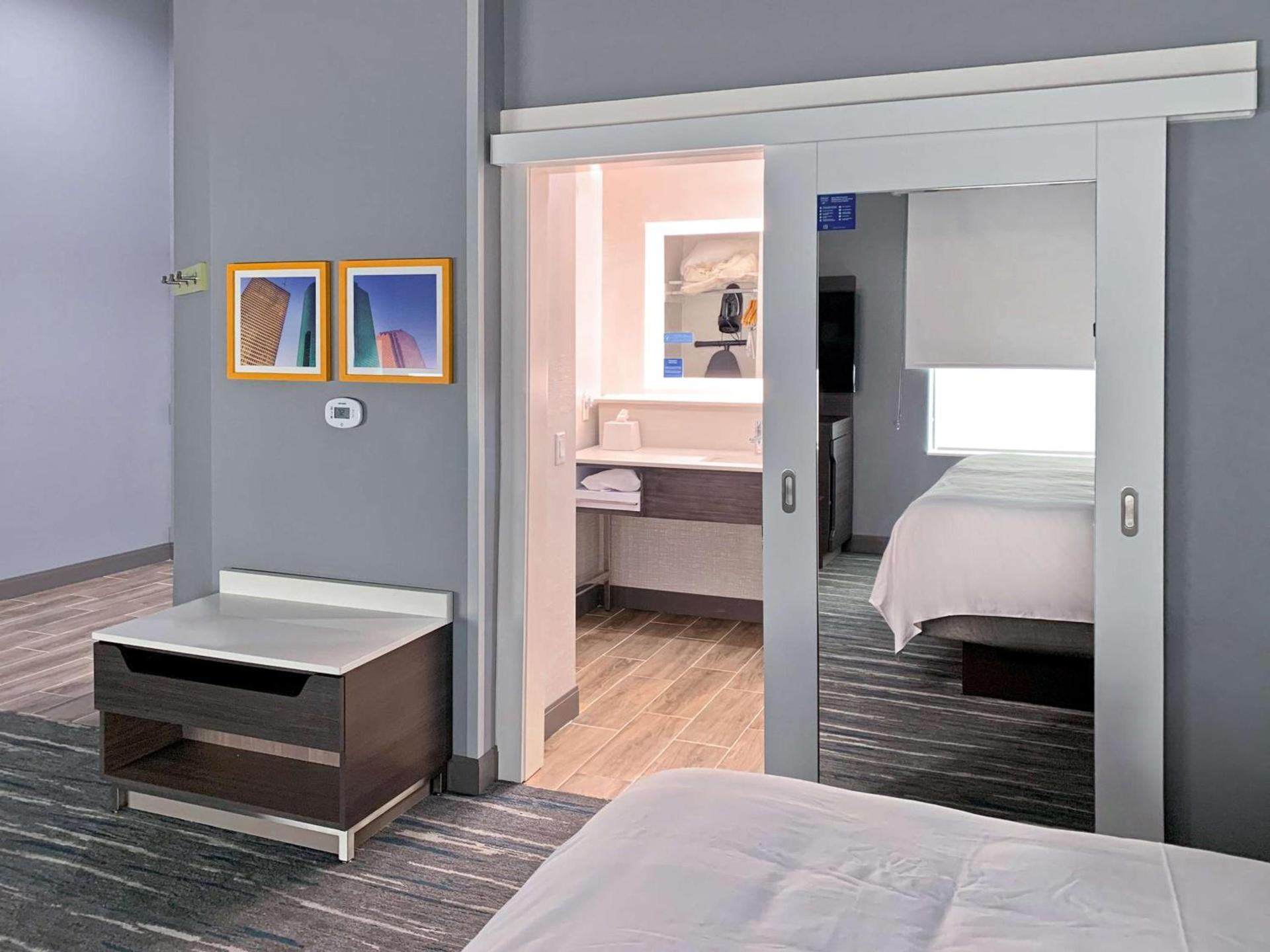 Hampton Inn & Suites Houston East Beltway 8, Tx photo 26