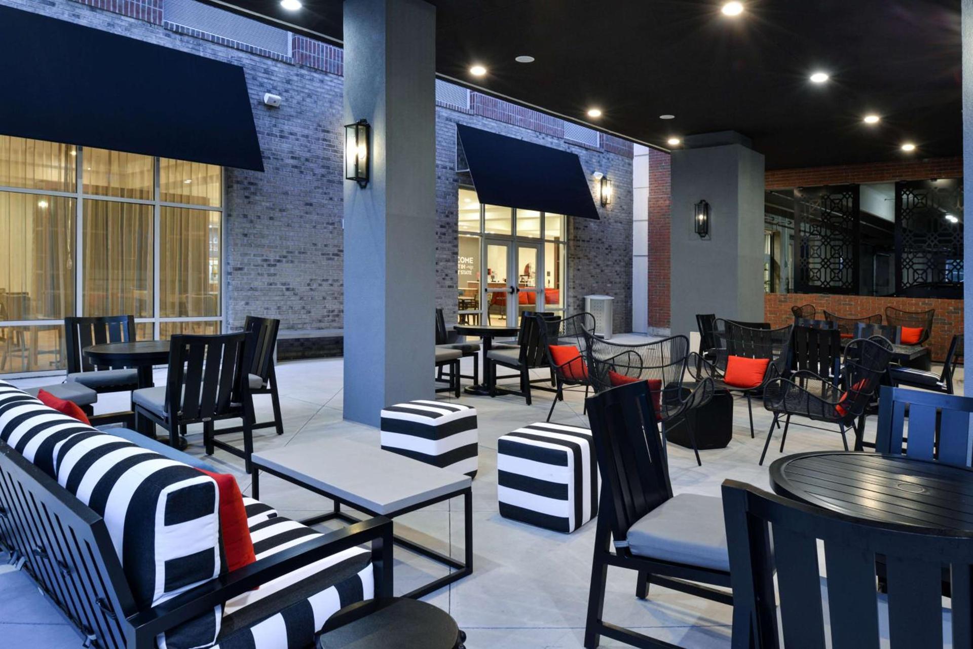 Hampton Inn & Suites Greensboro Downtown, Nc photo 2