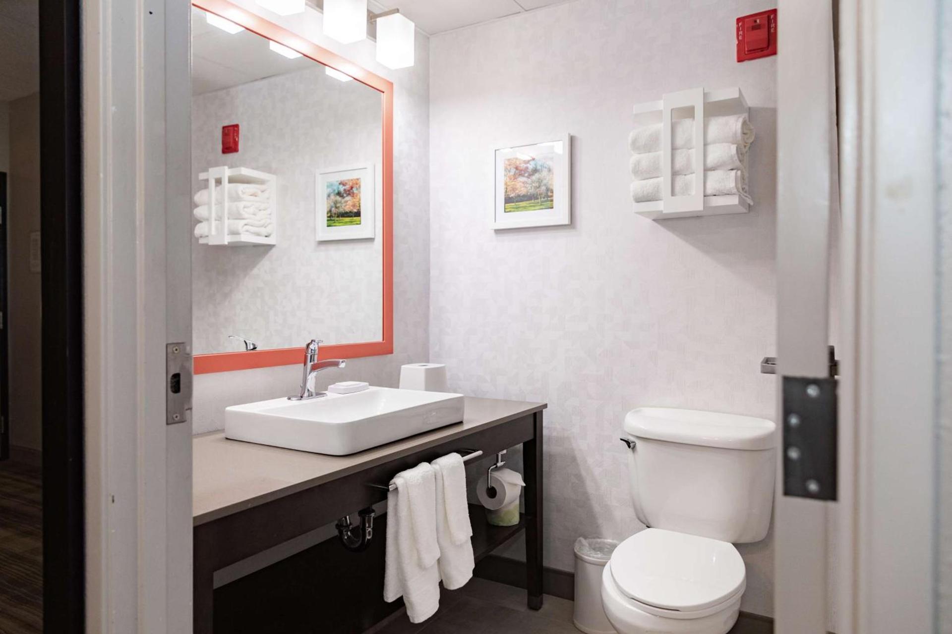Hampton Inn & Suites By Hilton- Newark Airport Elizabeth photo 29