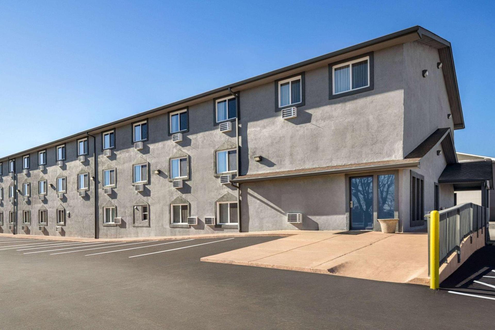 Super 8 by Wyndham Columbus Edinburgh — hotel in Columbus
