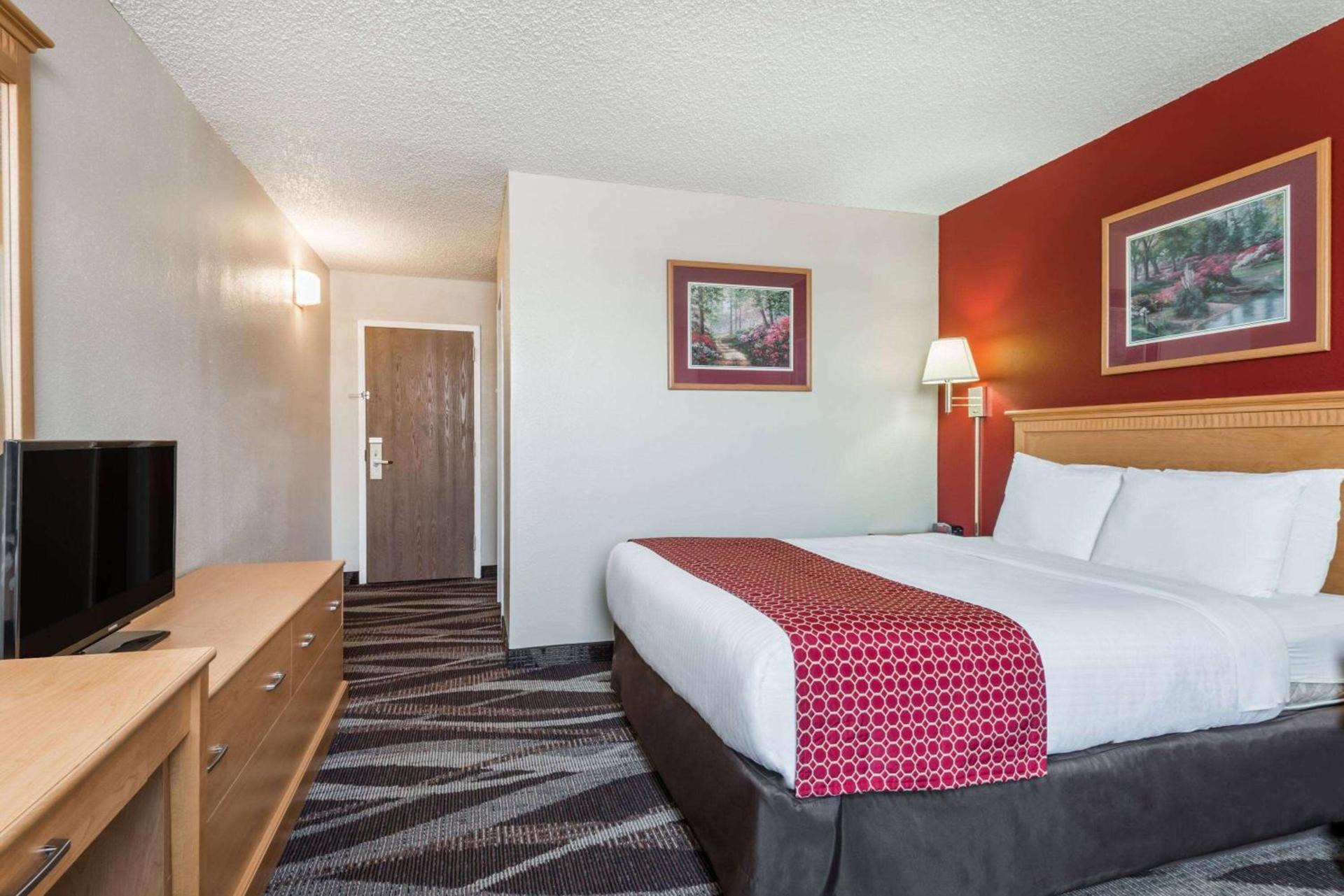 Days Inn by Wyndham Gillette photo 13