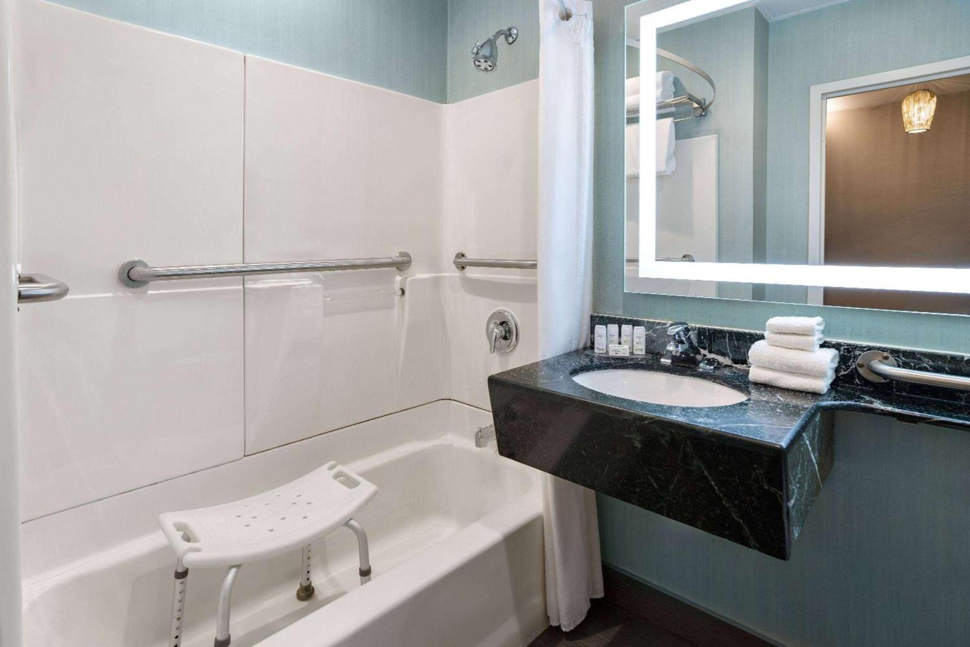 Ramada by Wyndham Bronx photo 15