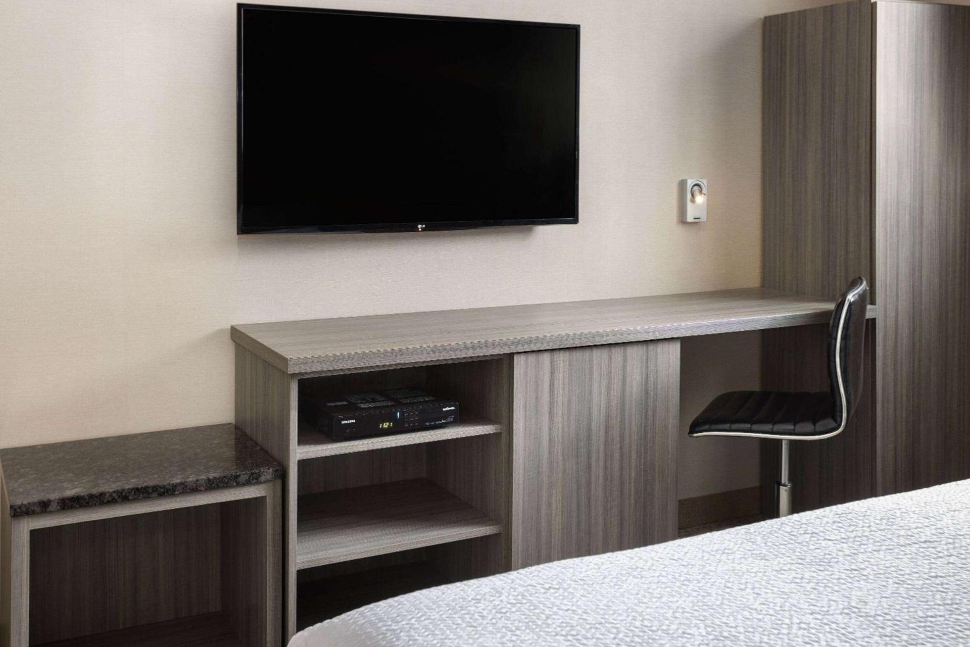 Ramada by Wyndham Bronx photo 18