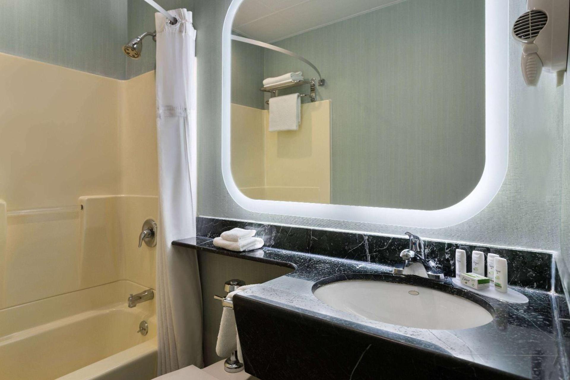 Ramada by Wyndham Bronx photo 21