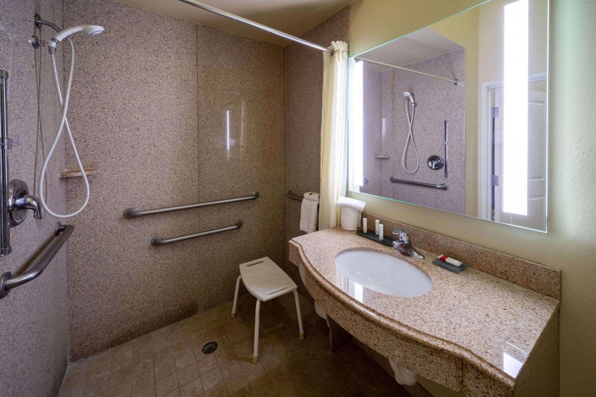 La Quinta by Wyndham Houston New Caney photo 7