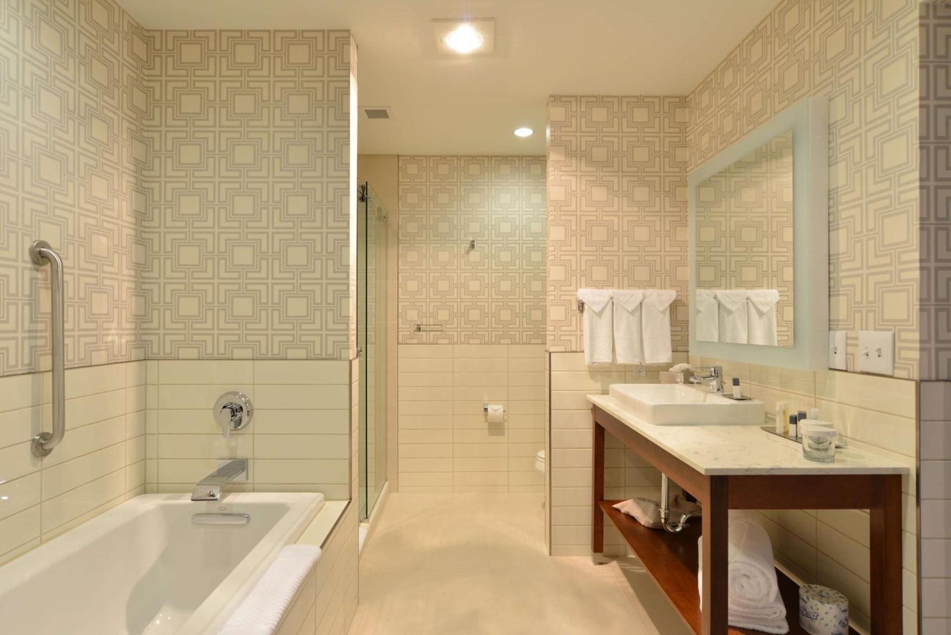 The Lismore Hotel Eau Claire - a DoubleTree by Hilton photo 18