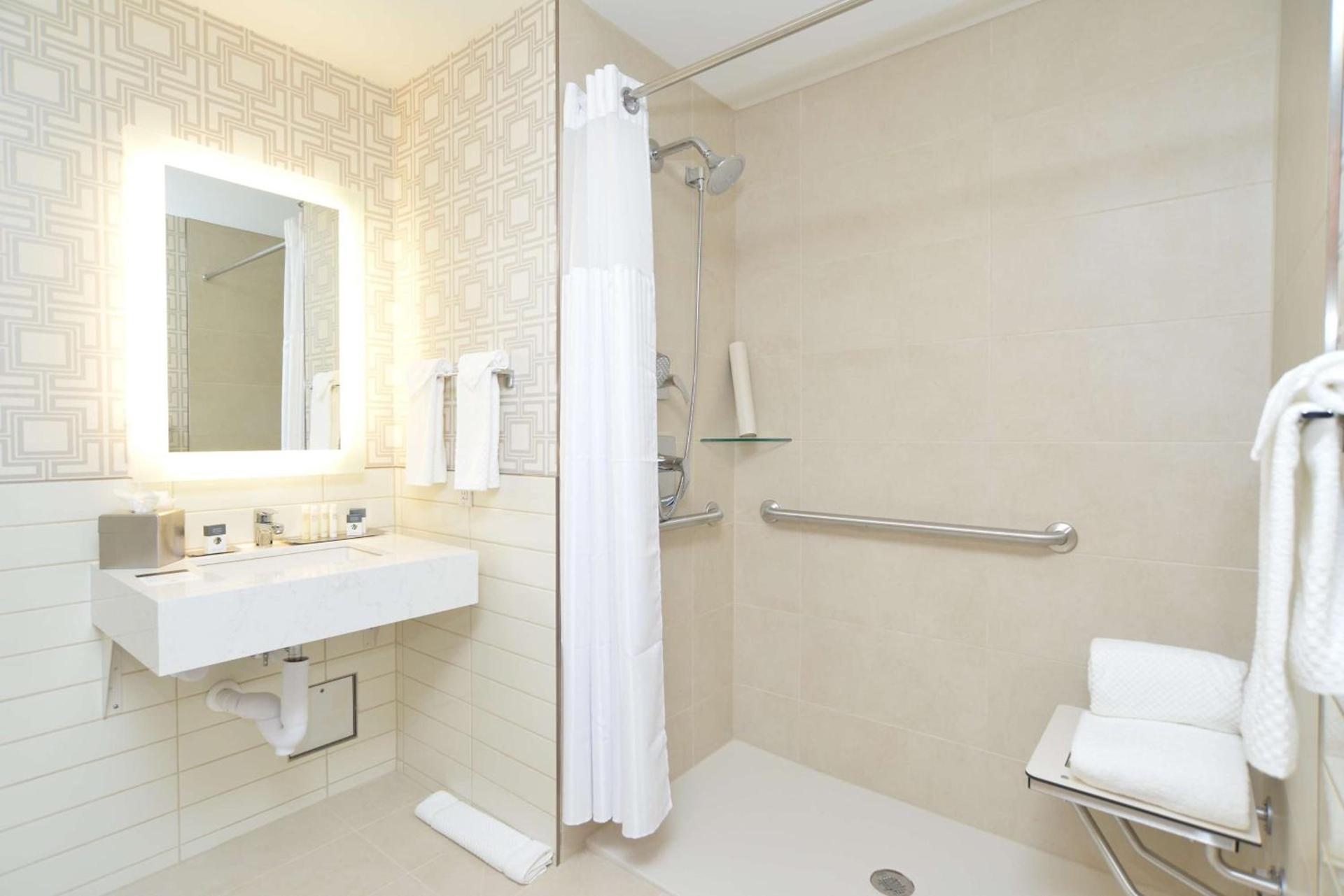 The Lismore Hotel Eau Claire - a DoubleTree by Hilton photo 24