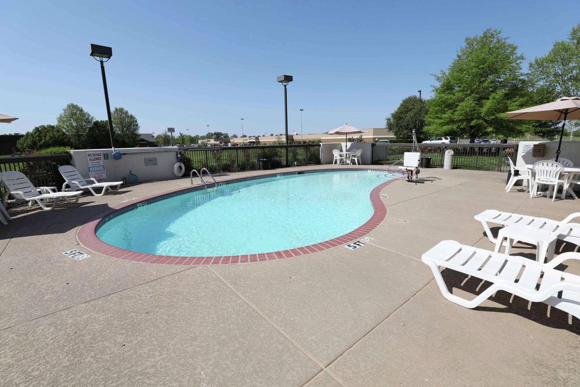 Hampton Inn Dyersburg photo 8