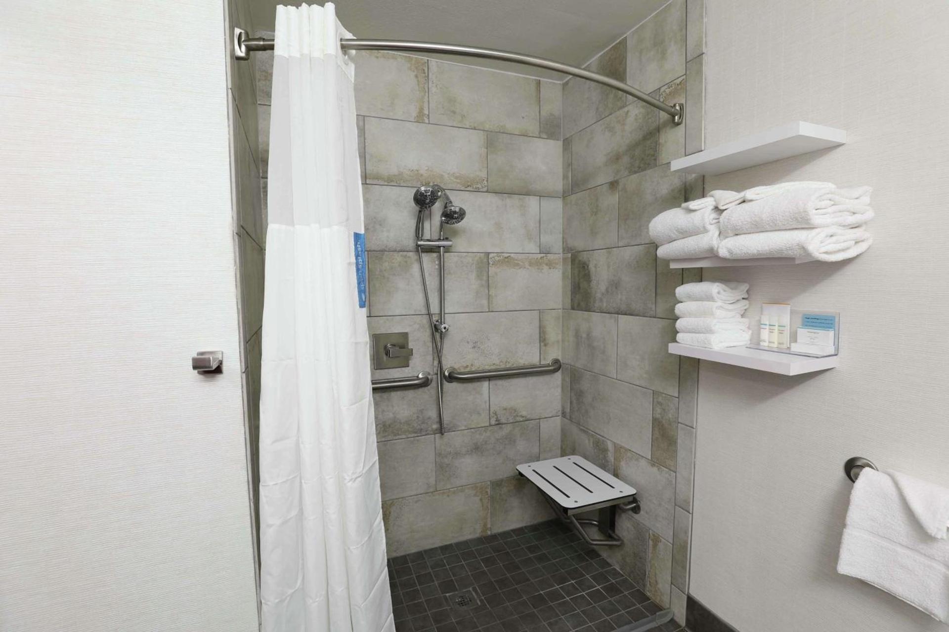 Hampton Inn Dyersburg photo 21
