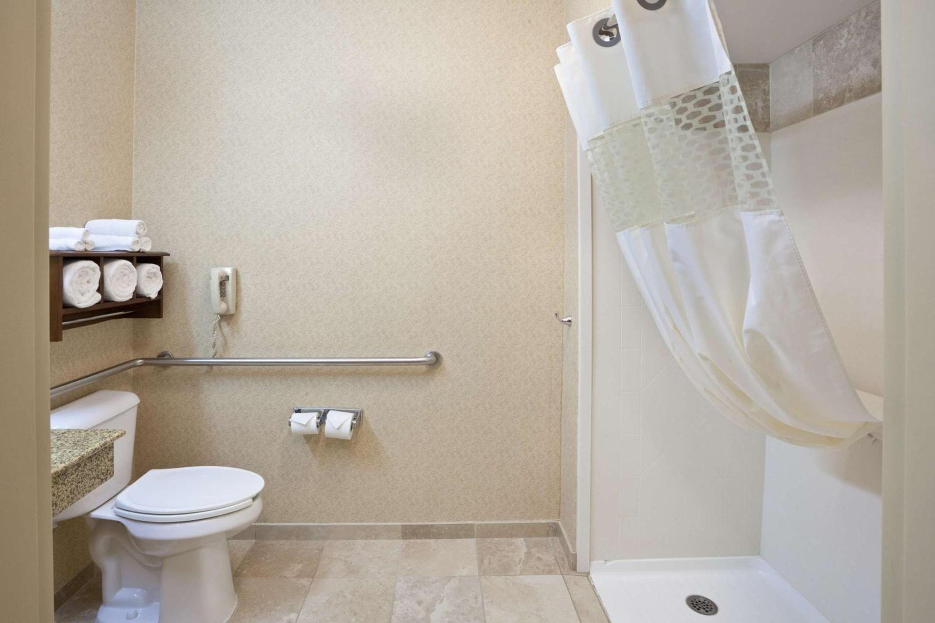 Hampton Inn Elkhart photo 9