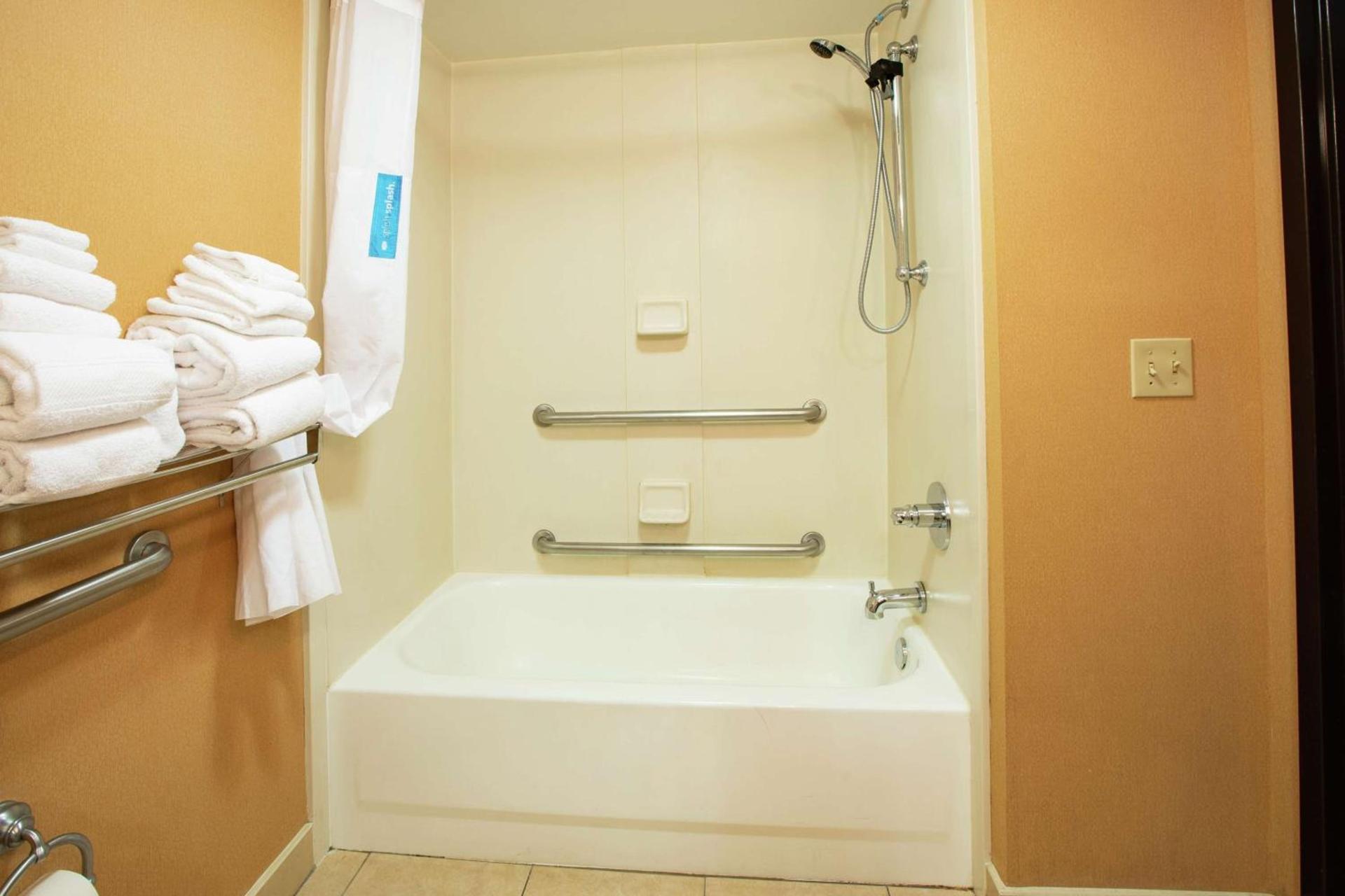 Hampton Inn Elizabethtown photo 15