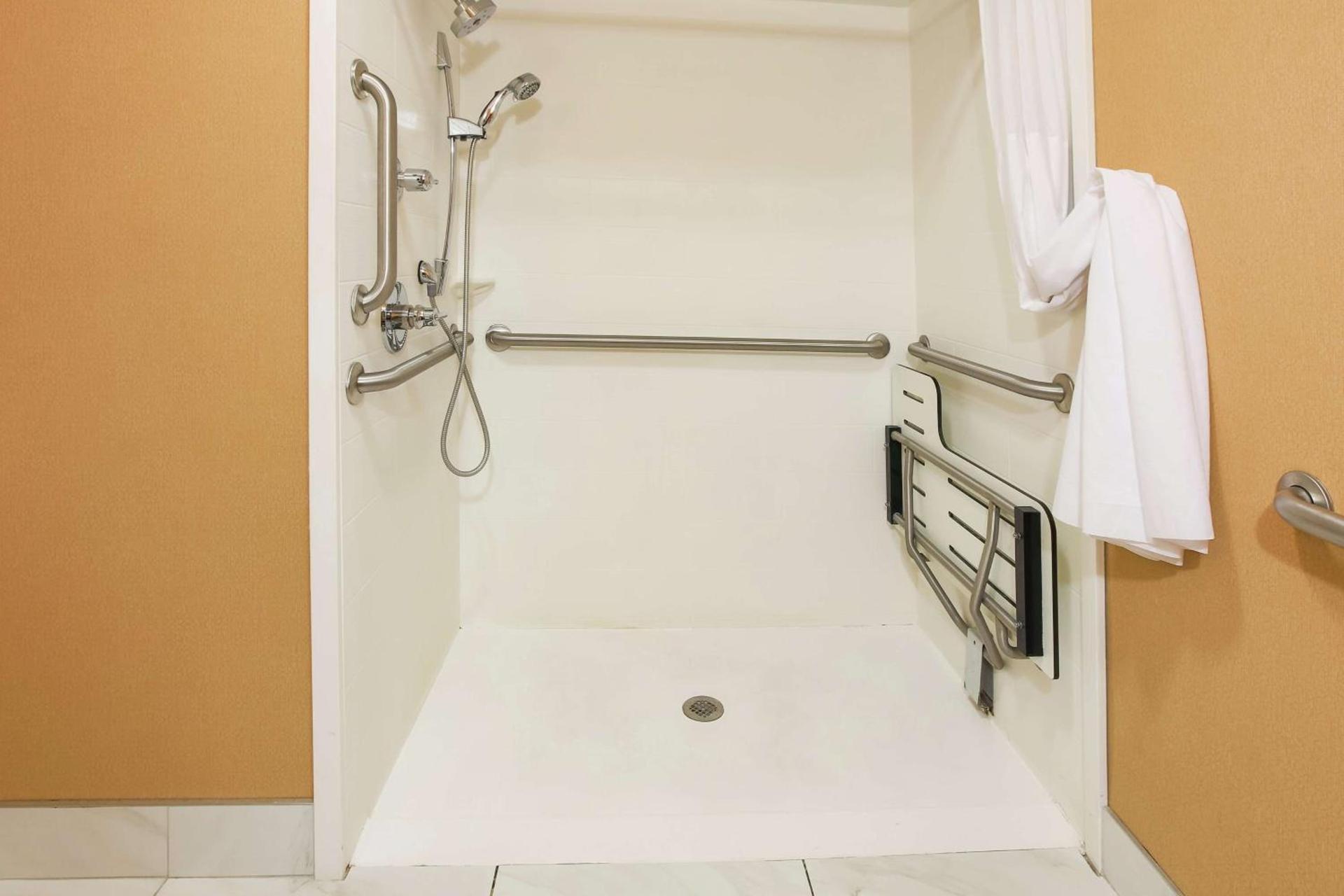 Hampton Inn Elizabethtown photo 13