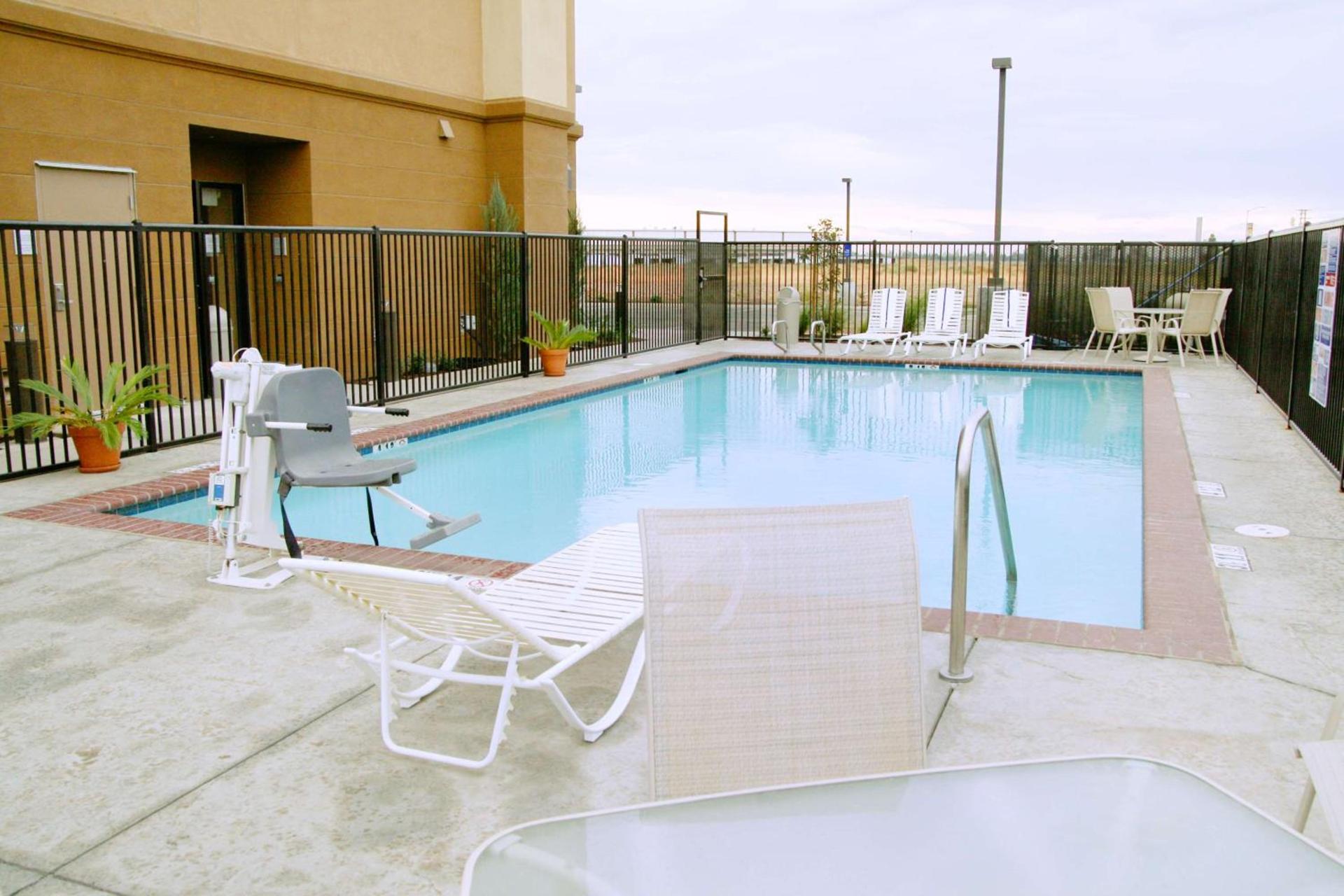 Hampton Inn & Suites Madera photo 8