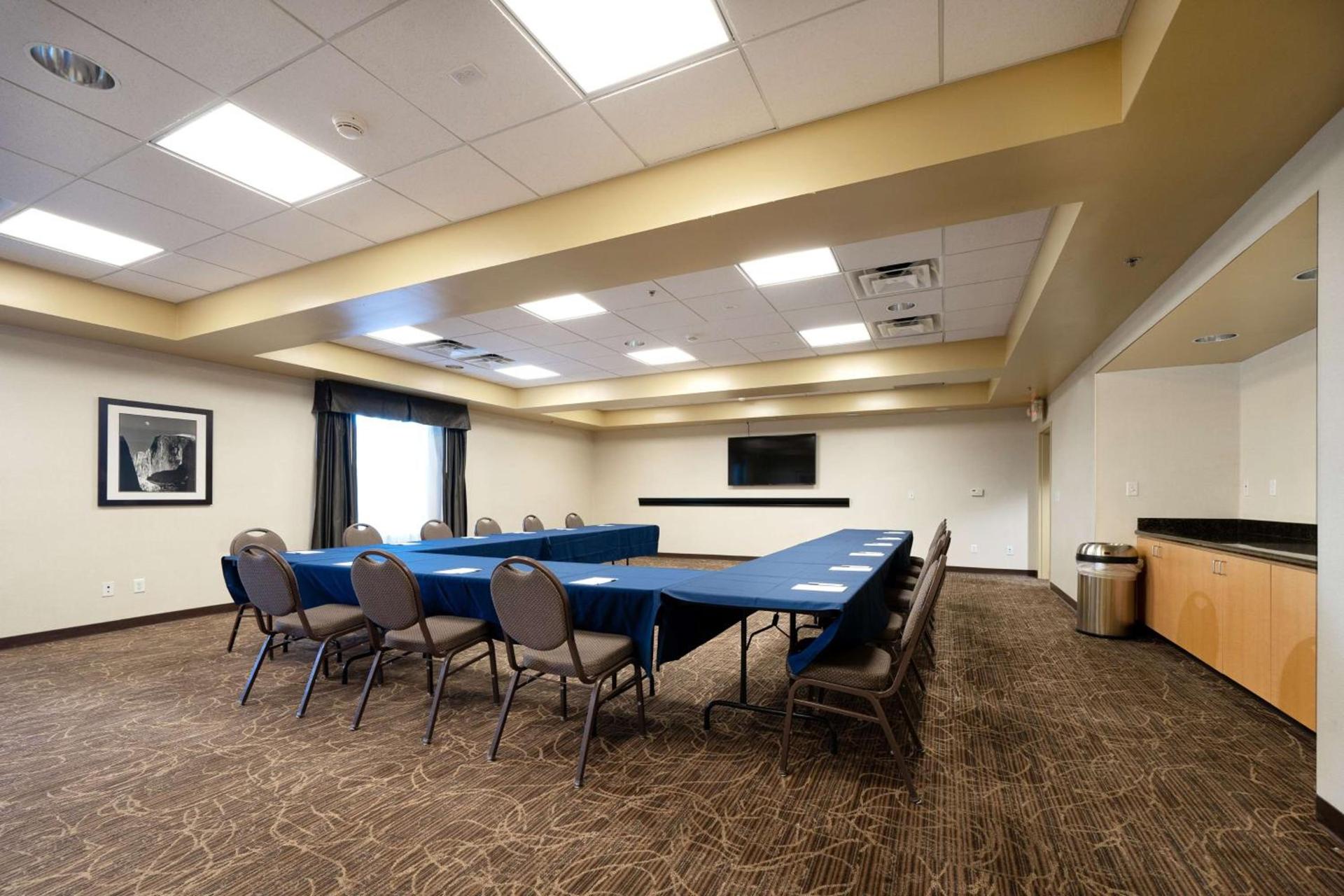 Hampton Inn & Suites Madera photo 38