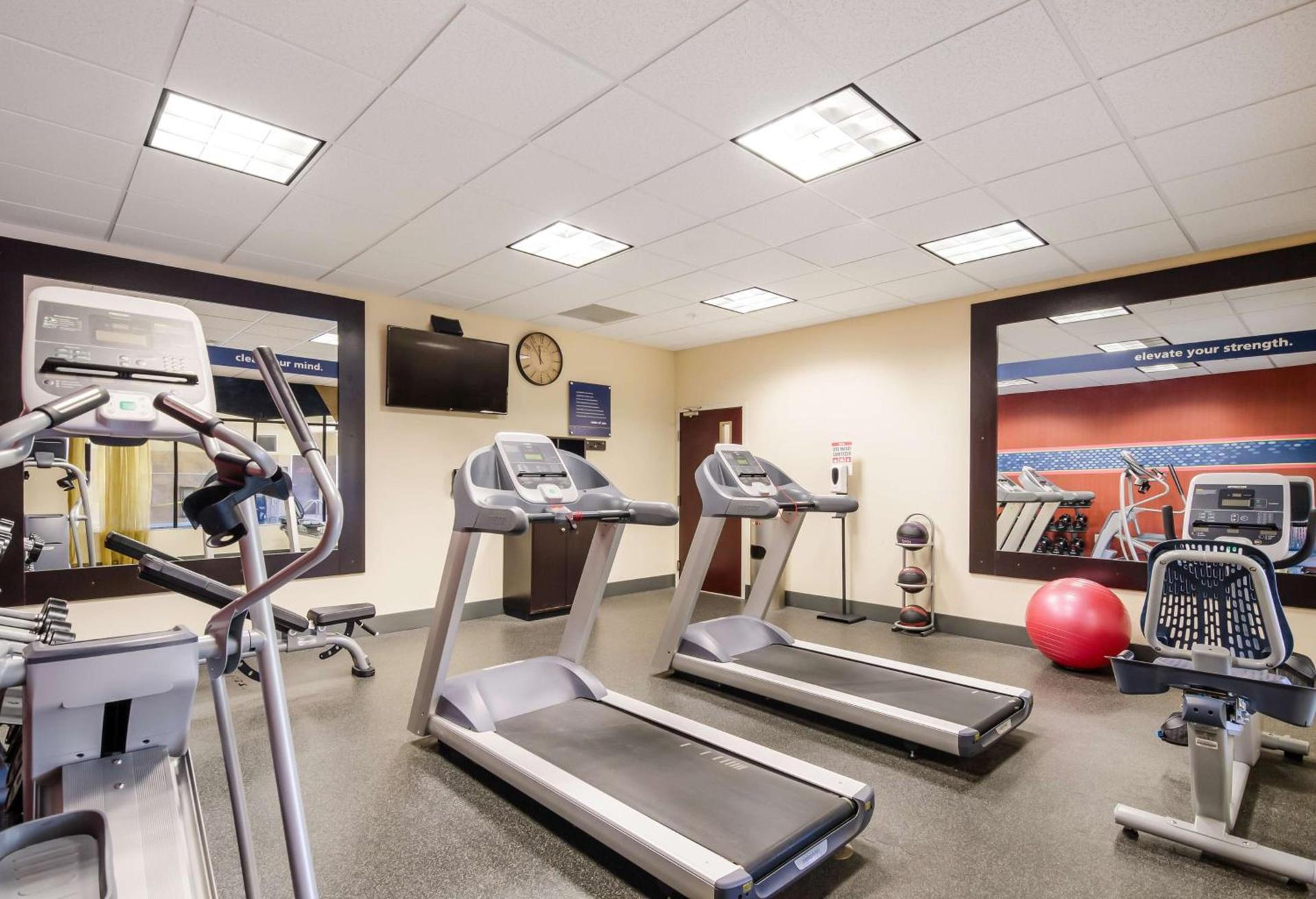Hampton Inn Galax photo 11