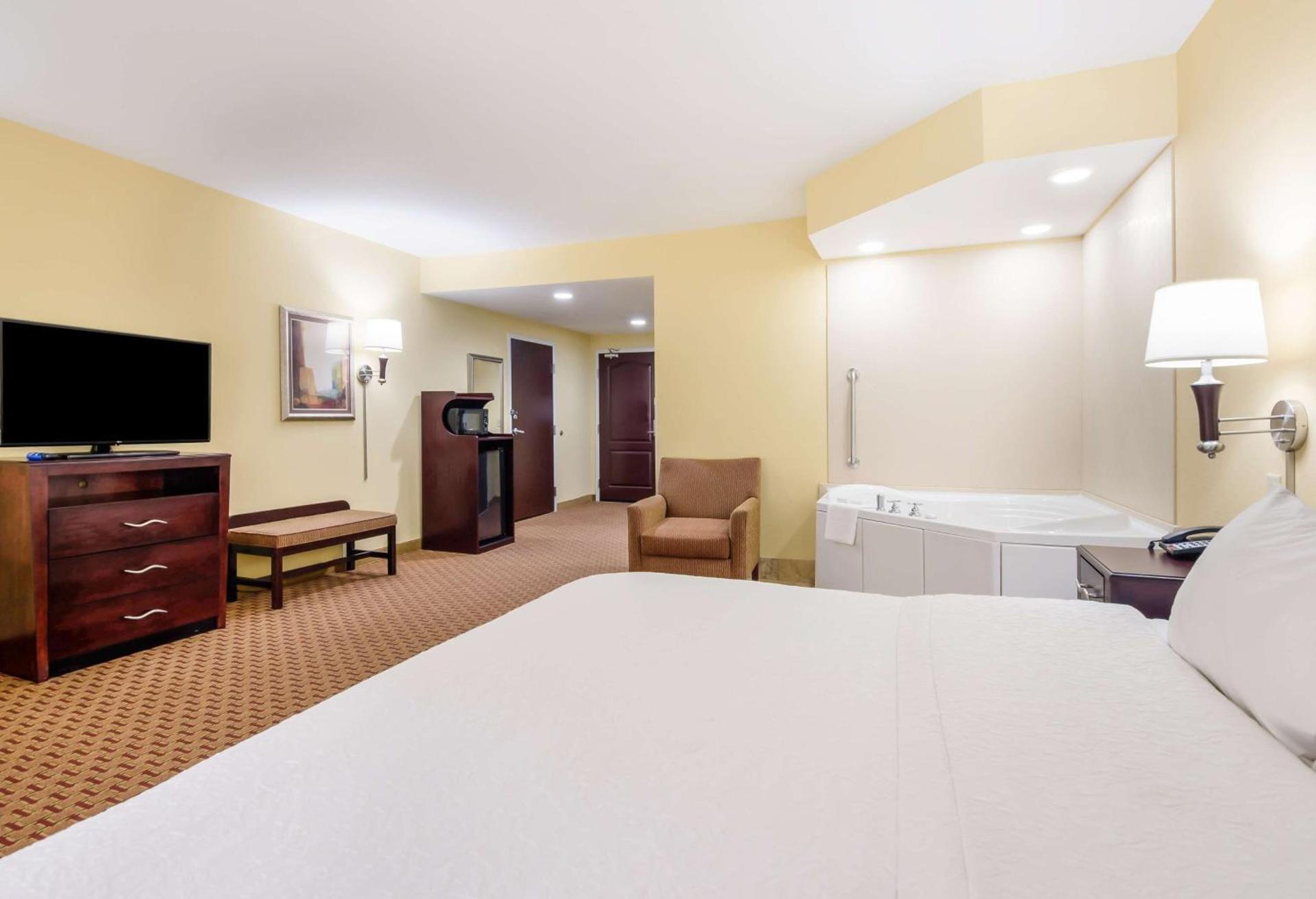 Hampton Inn Galax photo 17