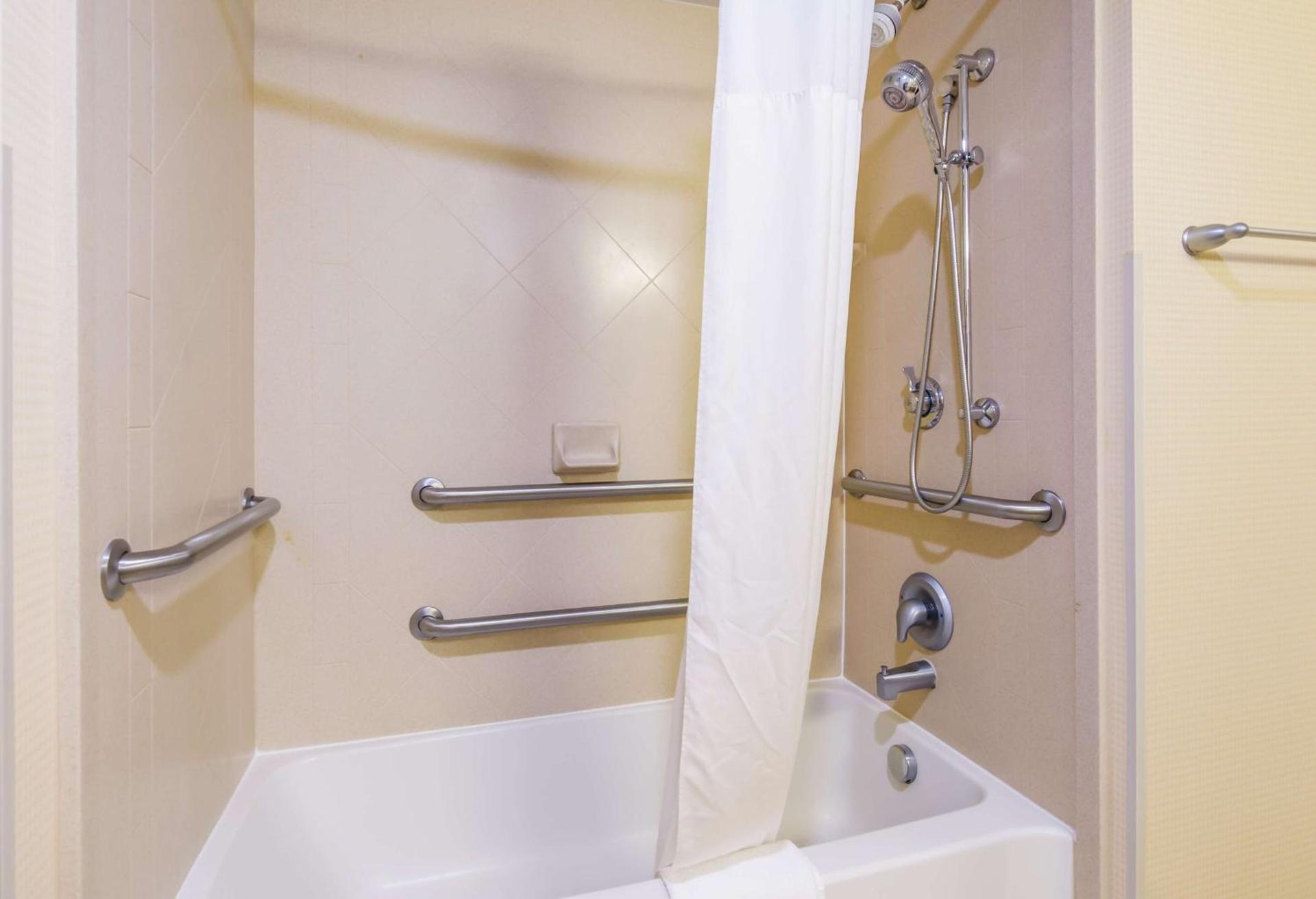 Hampton Inn Galax photo 18