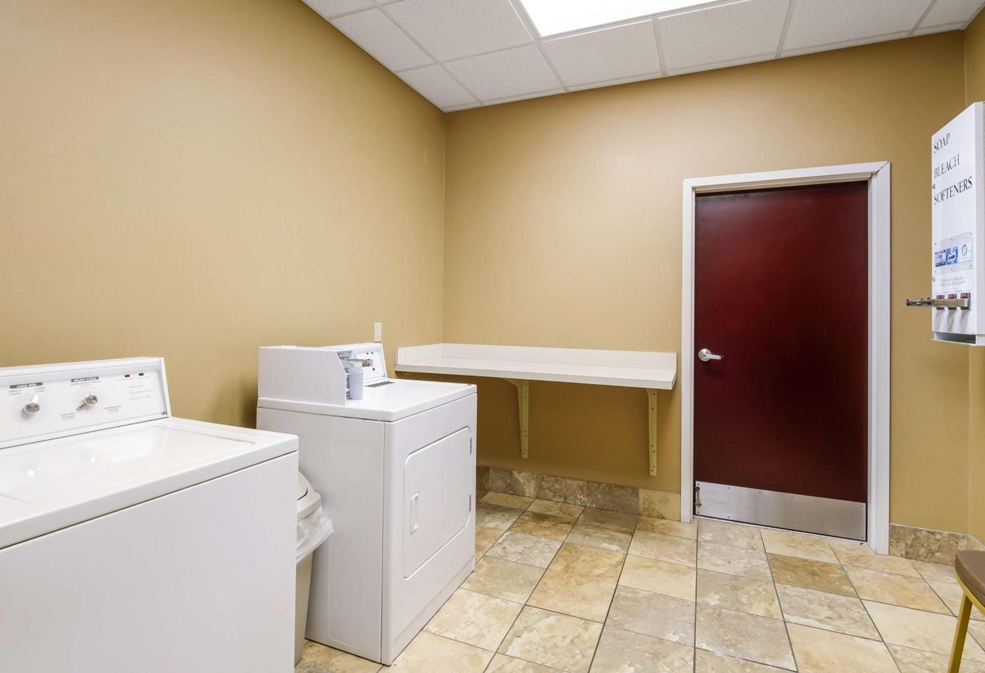 Hampton Inn Galax photo 35