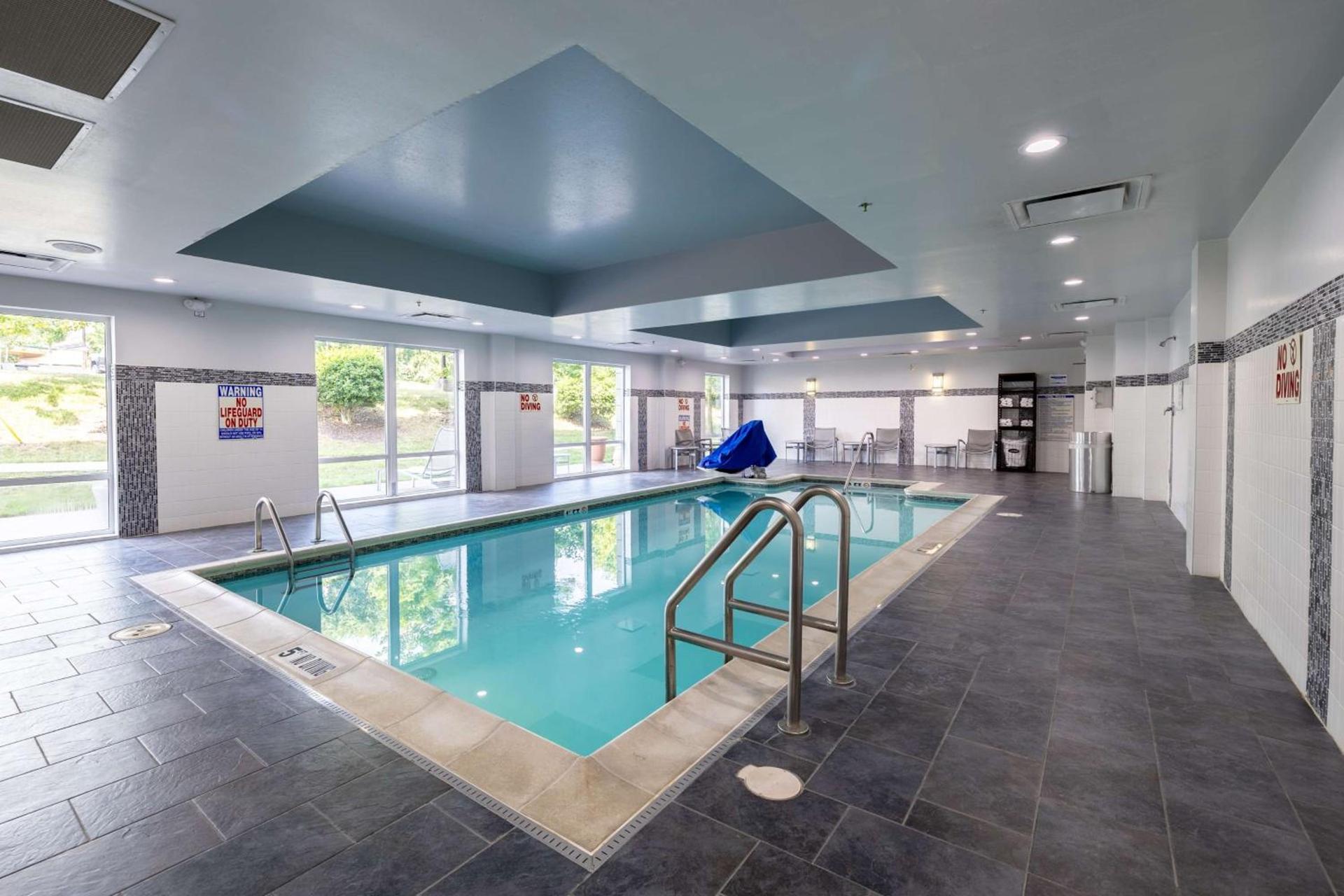 Hampton Inn & Suites Greensboro/Coliseum Area photo 5