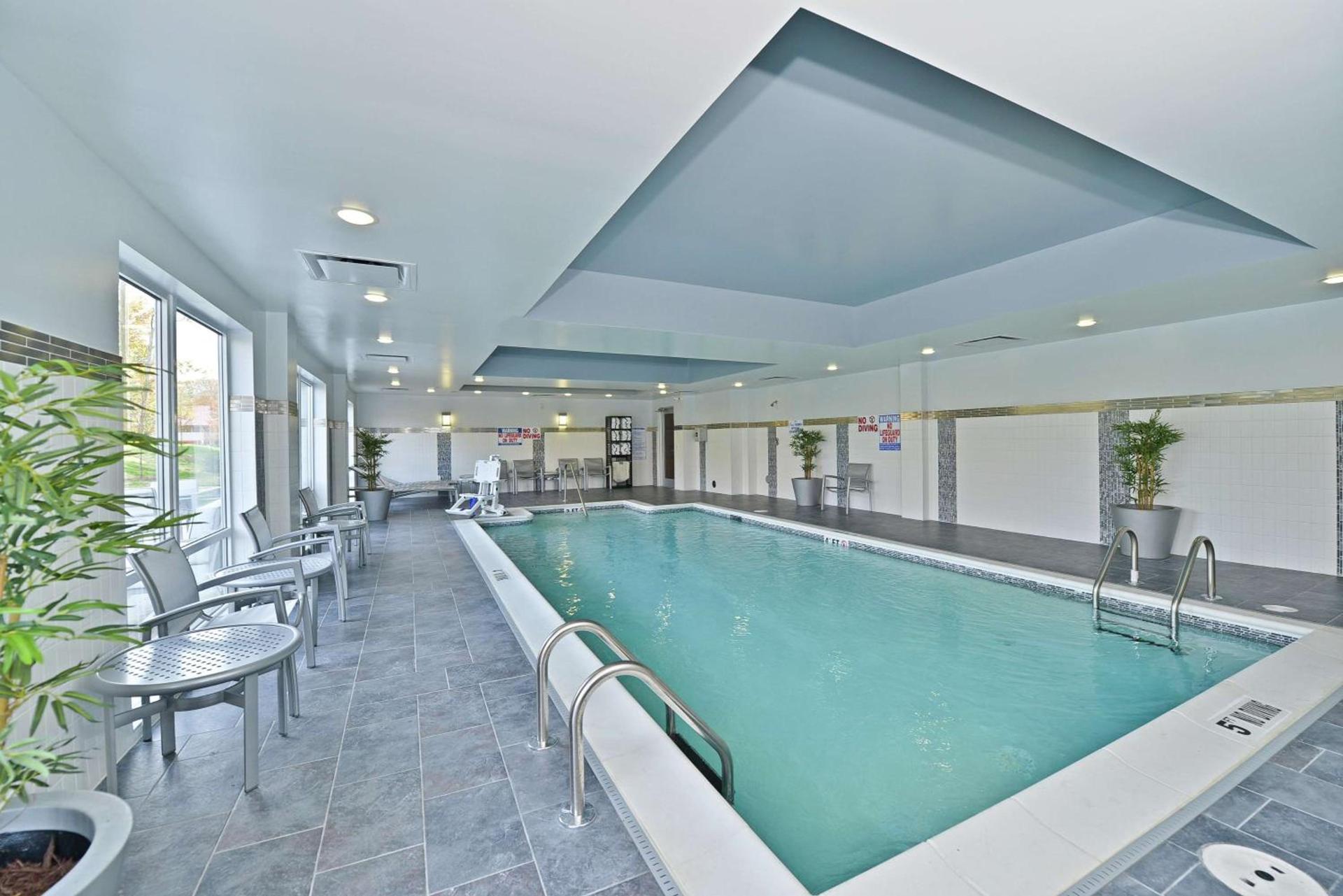Hampton Inn & Suites Greensboro/Coliseum Area photo 10