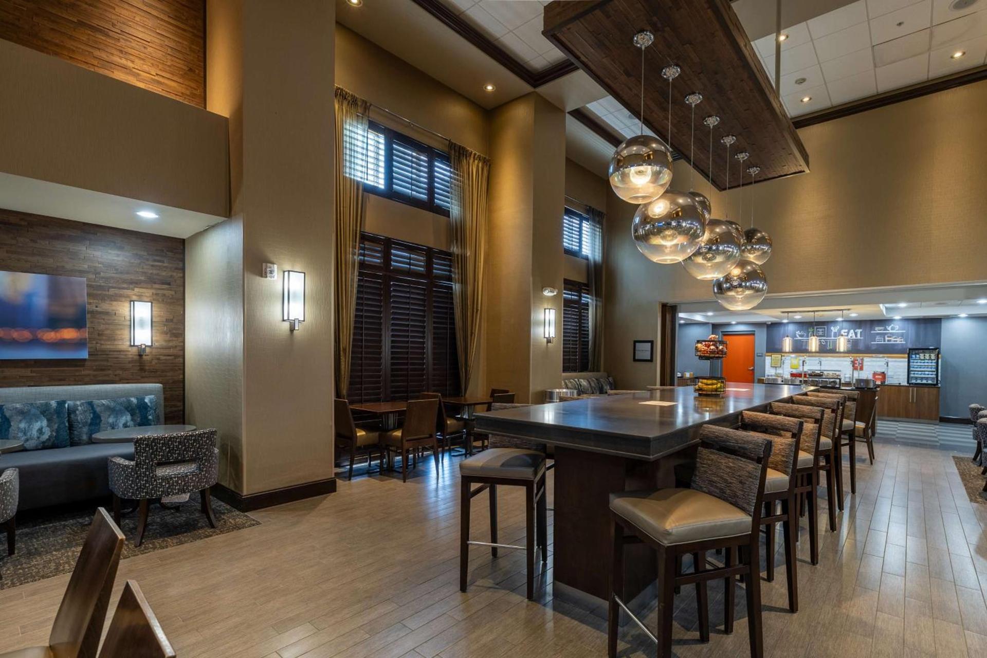 Hampton Inn & Suites Greensboro/Coliseum Area photo 13