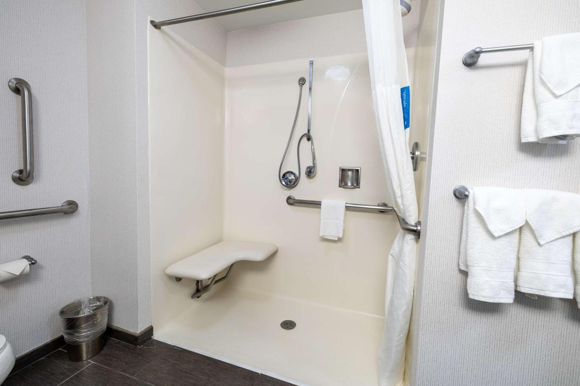 Hampton Inn & Suites Greensboro/Coliseum Area photo 21