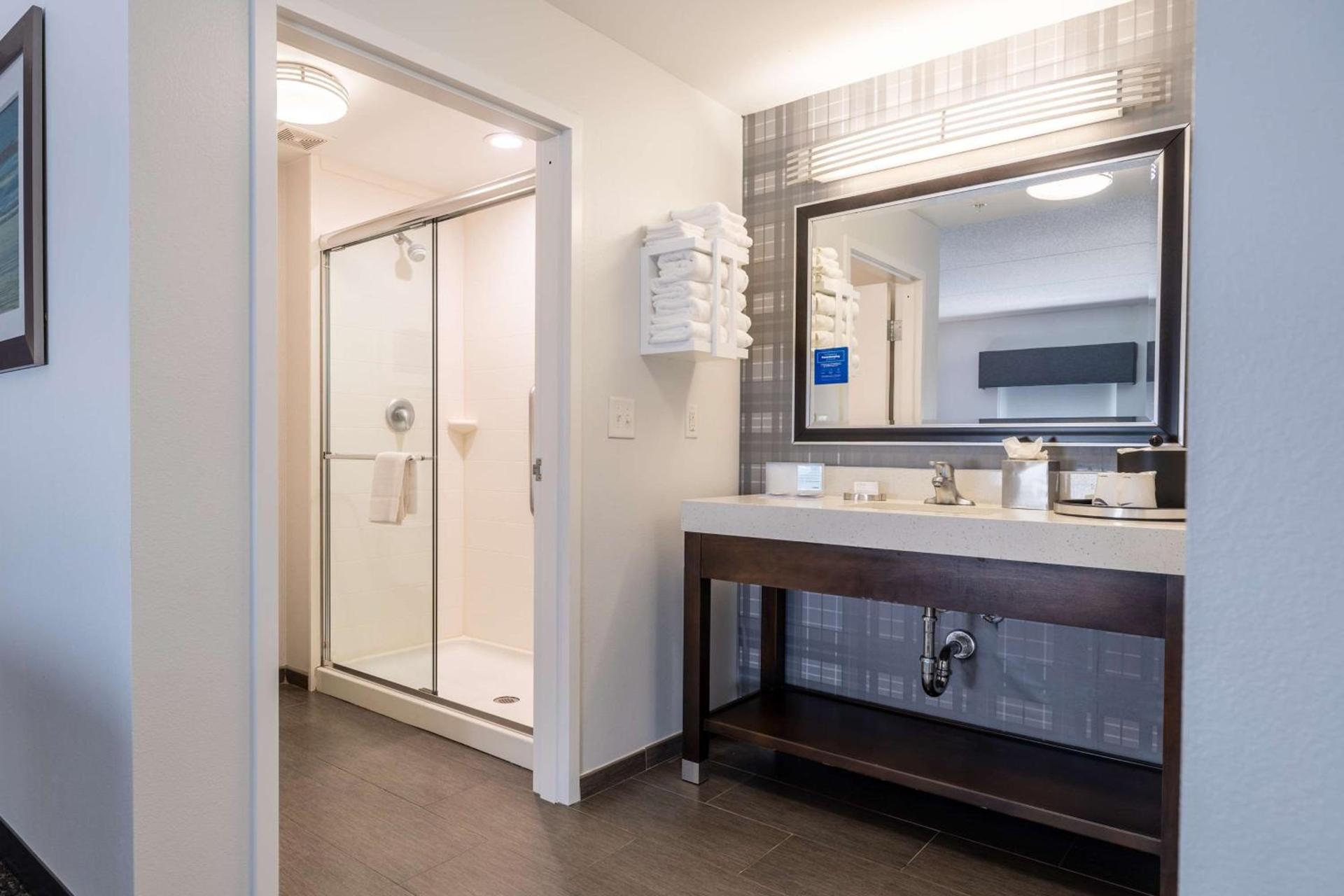 Hampton Inn & Suites Greensboro/Coliseum Area photo 23