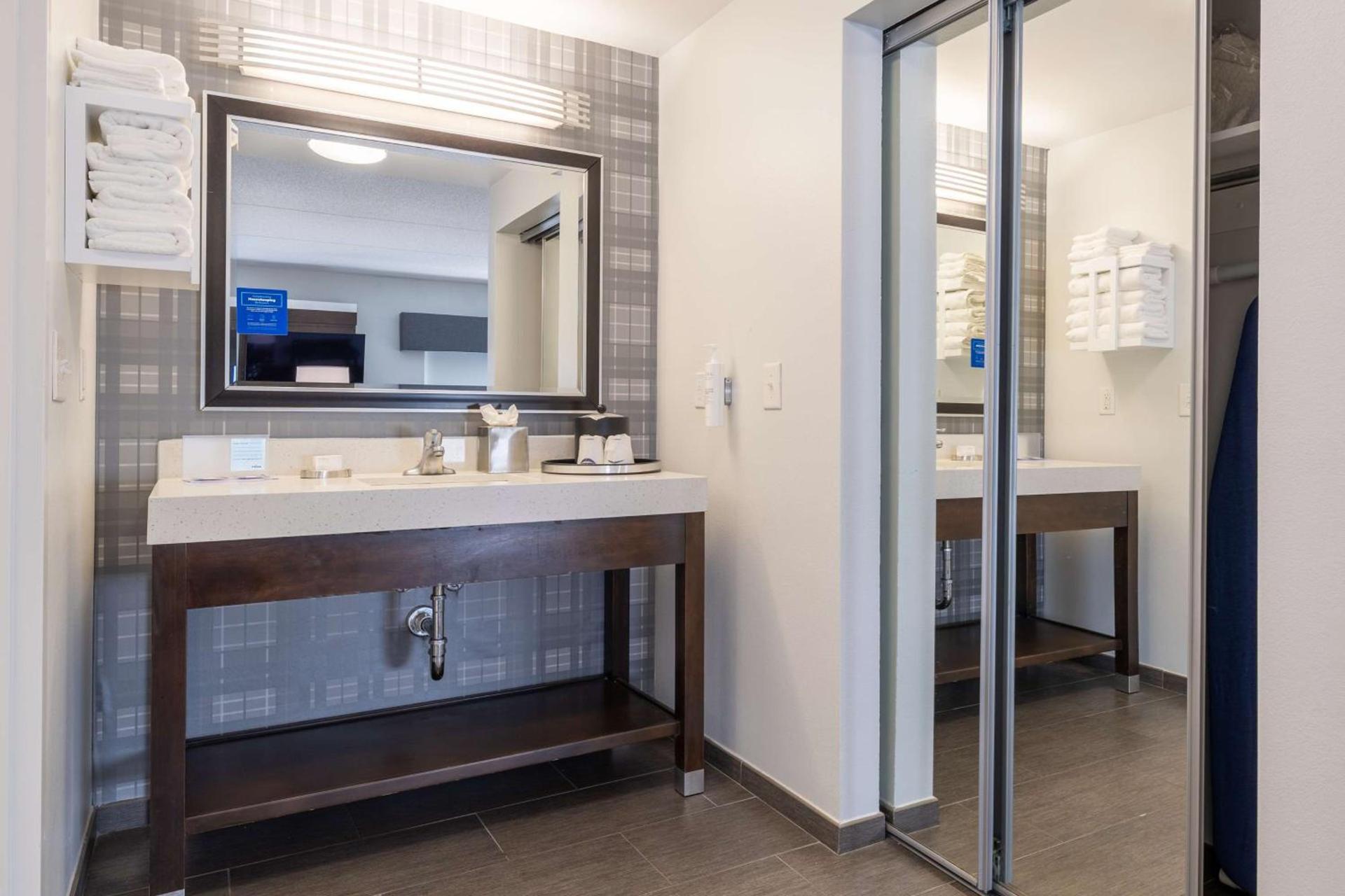 Hampton Inn & Suites Greensboro/Coliseum Area photo 24