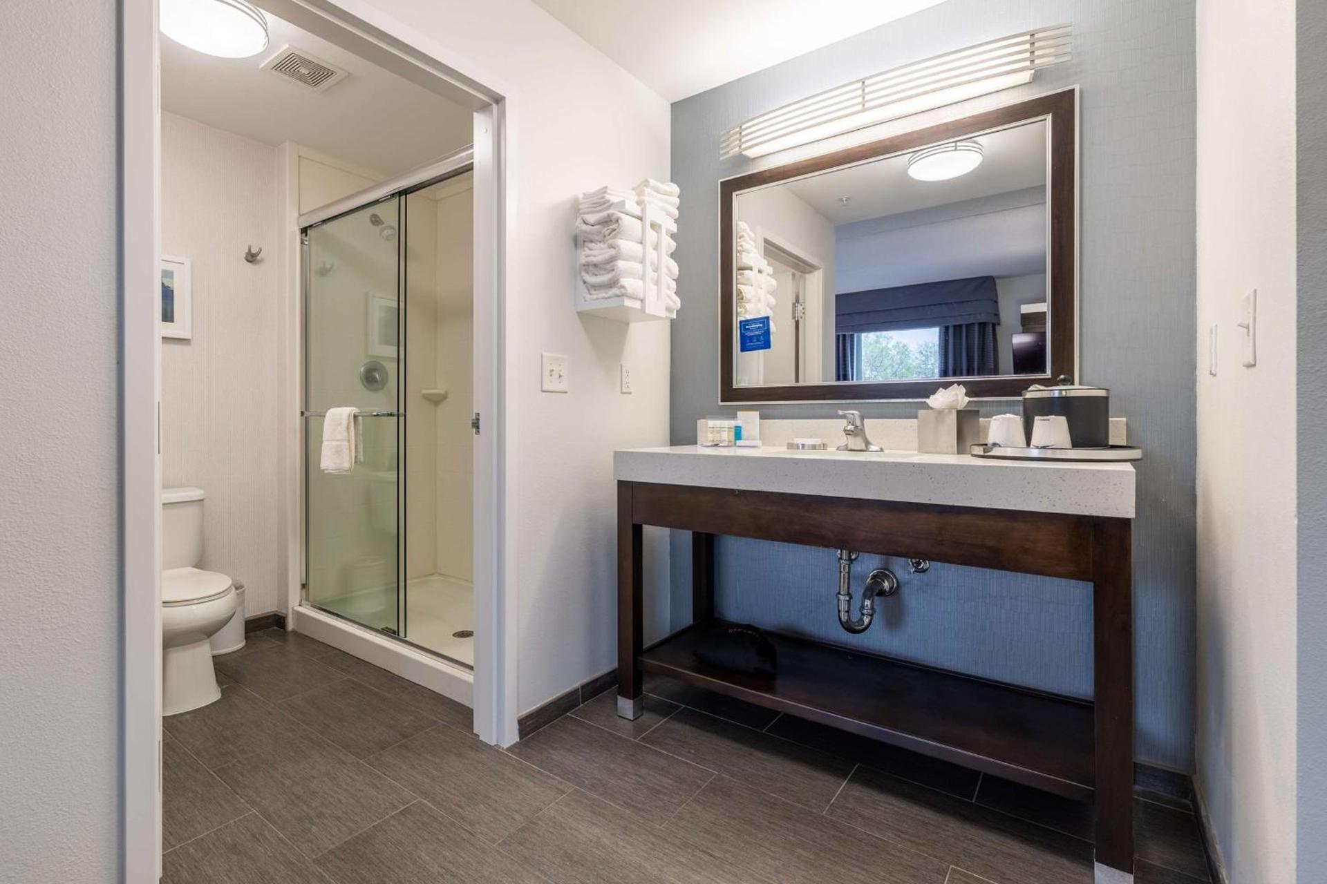 Hampton Inn & Suites Greensboro/Coliseum Area photo 25